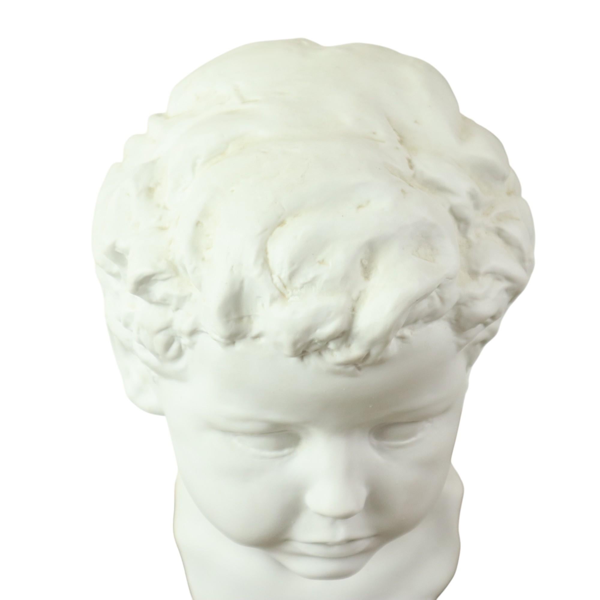 Busto in porcellana Biscuit Child & Child Base in granito nero 34cm in vendita 6