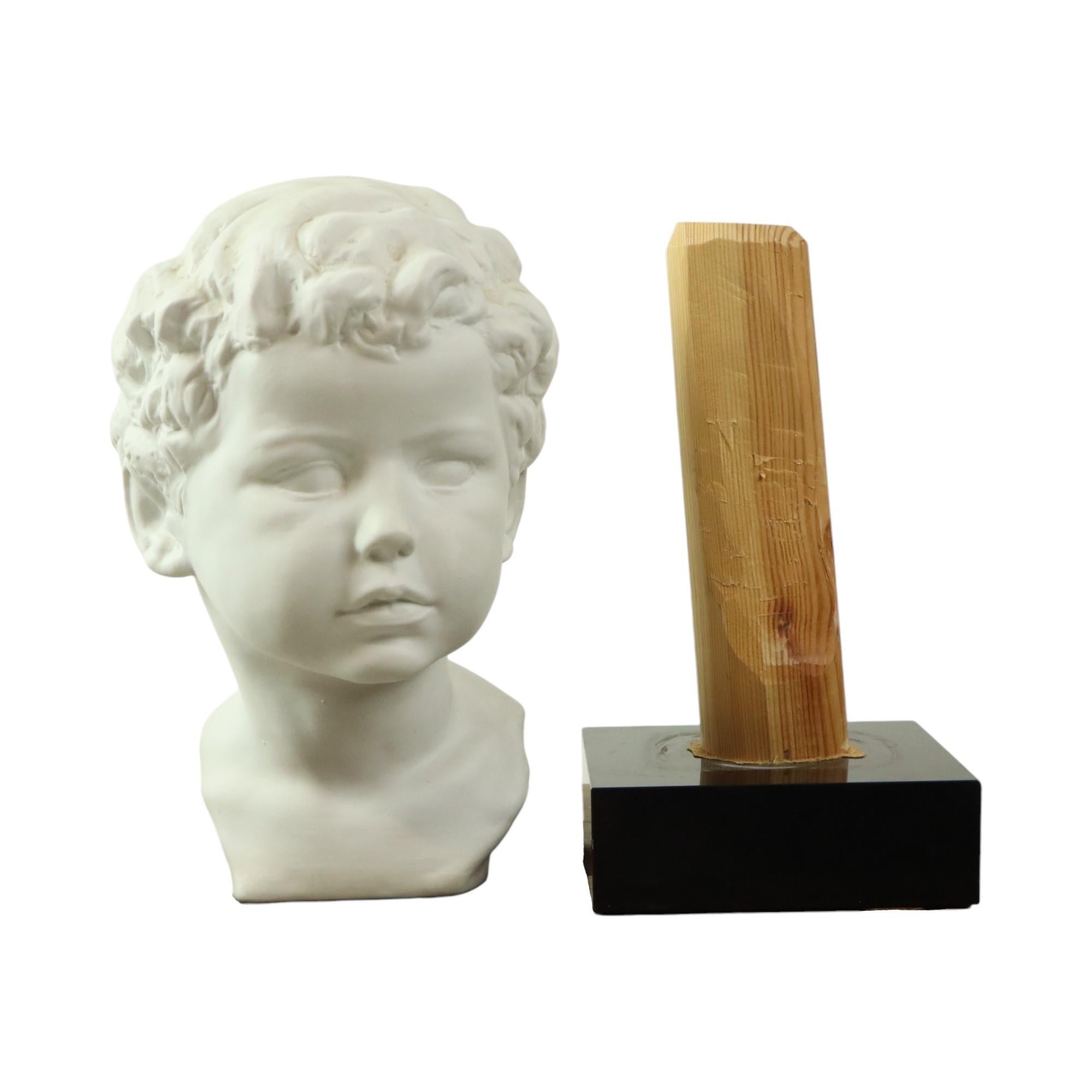 Busto in porcellana Biscuit Child & Child Base in granito nero 34cm in vendita 7
