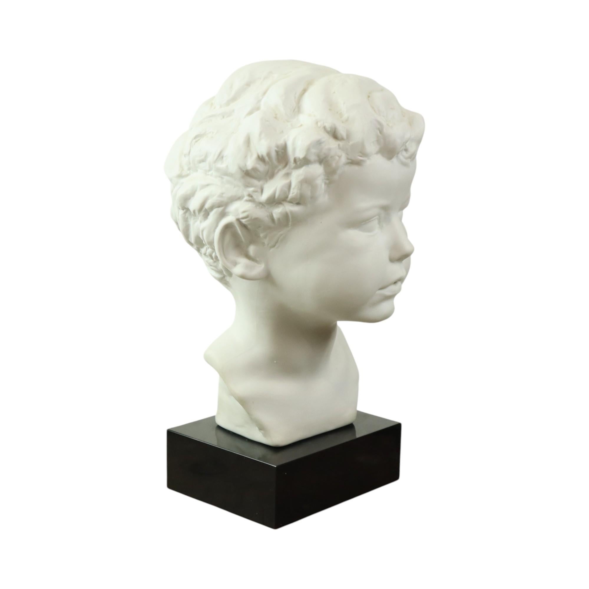 Busto in porcellana Biscuit Child & Child Base in granito nero 34cm in vendita 9