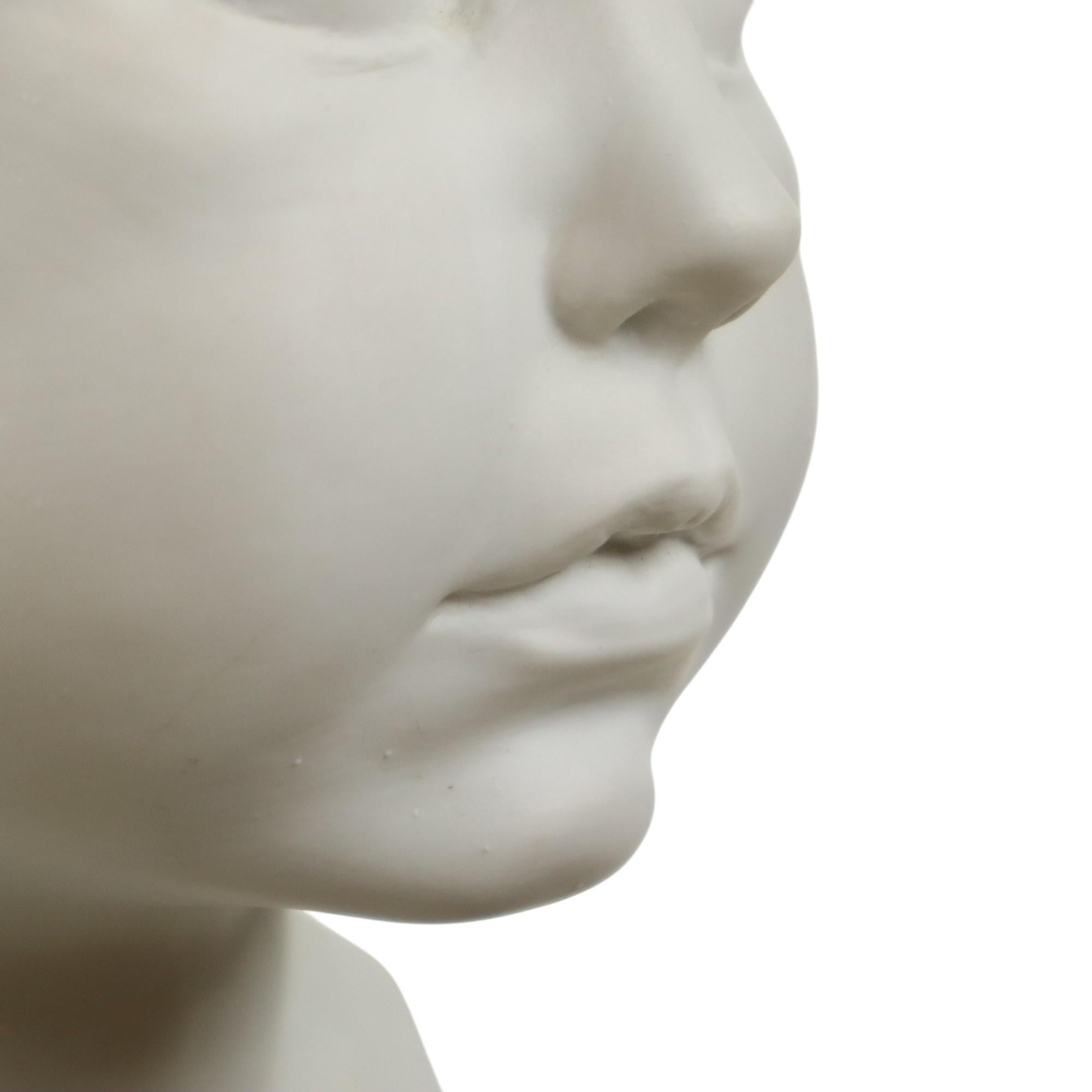 Busto in porcellana Biscuit Child & Child Base in granito nero 34cm in vendita 10