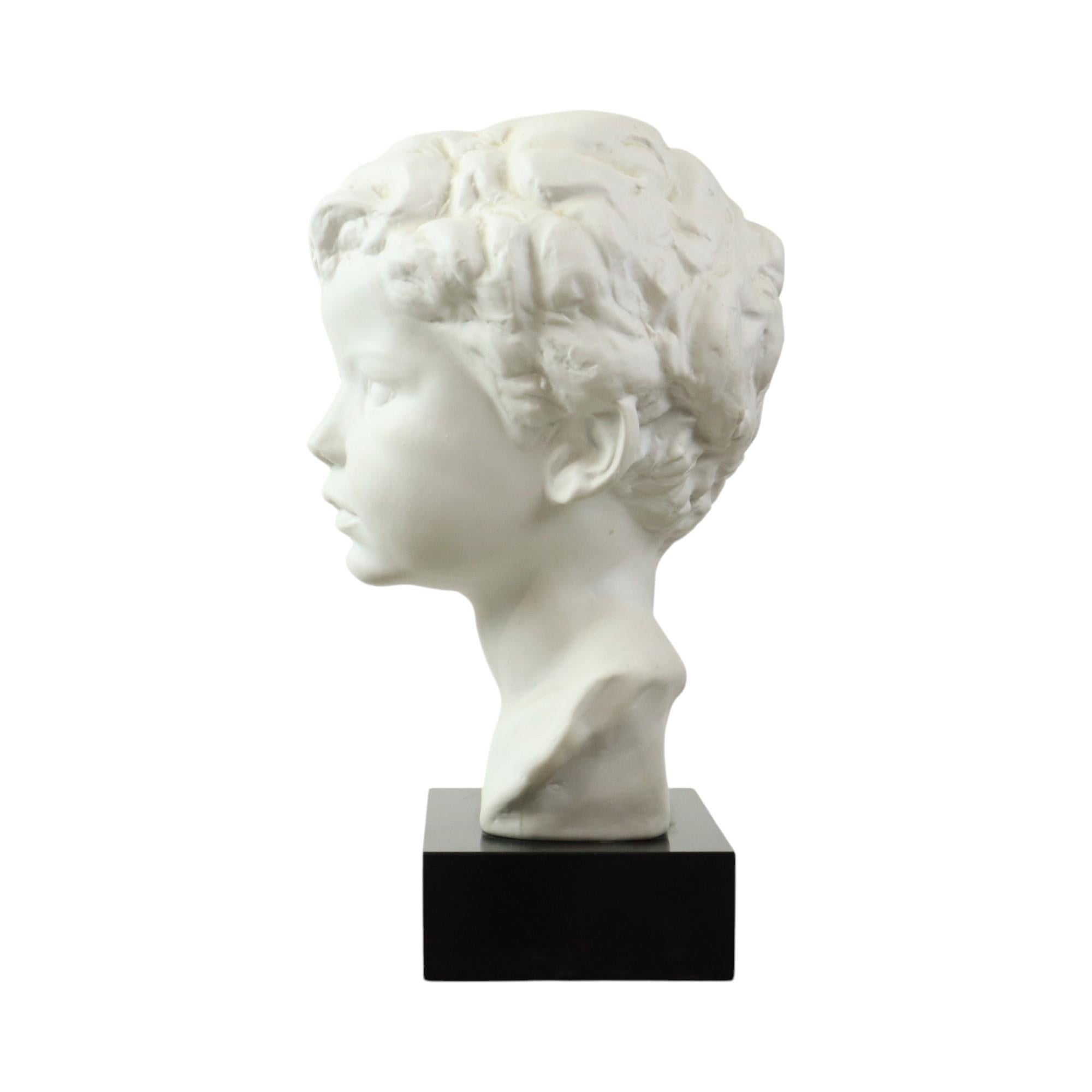 Fine XX secolo Busto in porcellana Biscuit Child & Child Base in granito nero 34cm in vendita