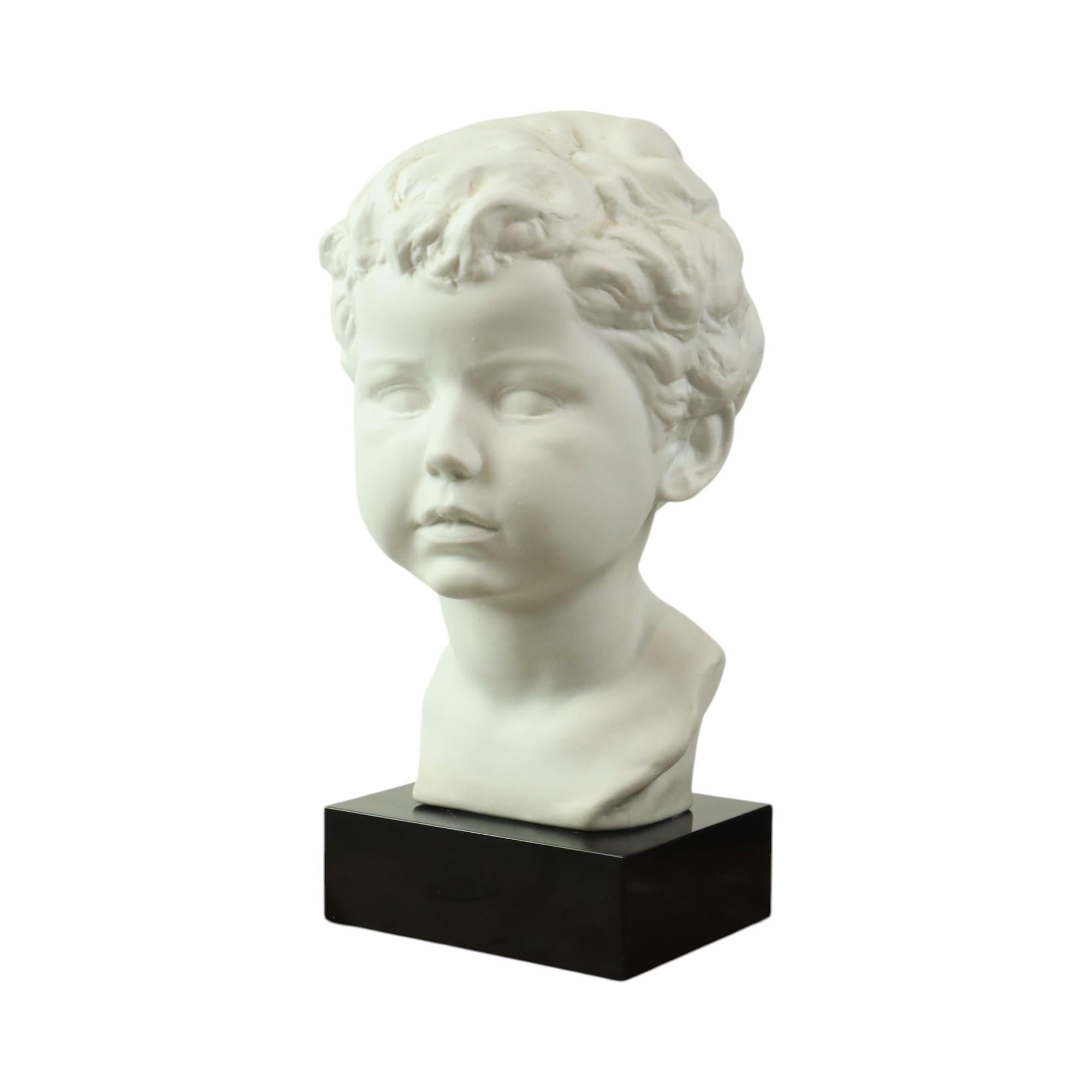 Porcellana Busto in porcellana Biscuit Child & Child Base in granito nero 34cm in vendita