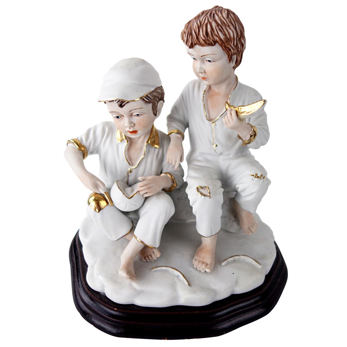 Refined statuette with wonderful details. It is made of biscuit porcelain.
These two scallywags may be barefoot and have tear and wear on their trousers, they do not look miserable. Their legs, sleeves and collars have been gilded. Even the melon
