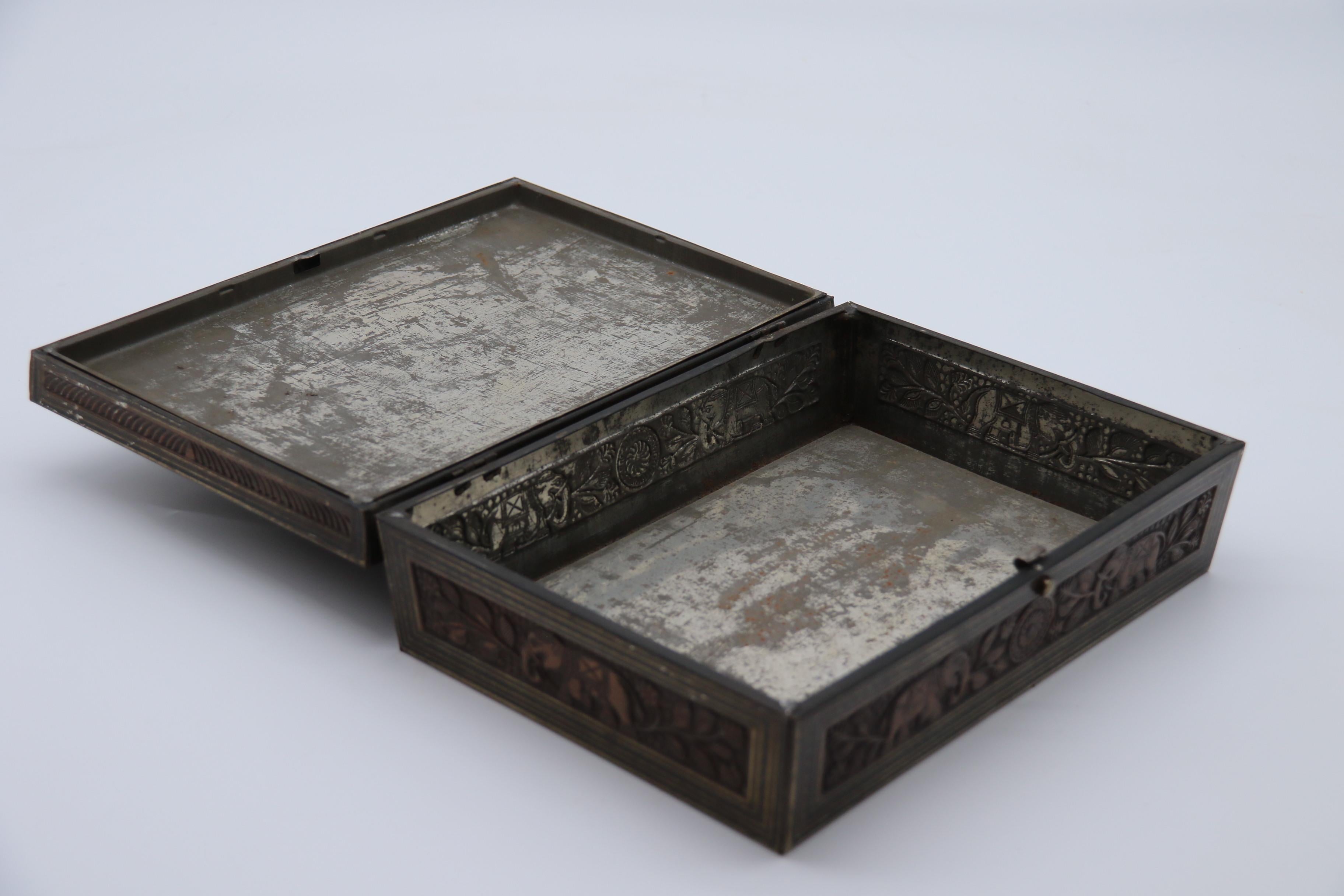 Boîte à biscuits fabriquée par Hunter et Palmer représentant une boîte sculptée indienne. Anglais en vente 2