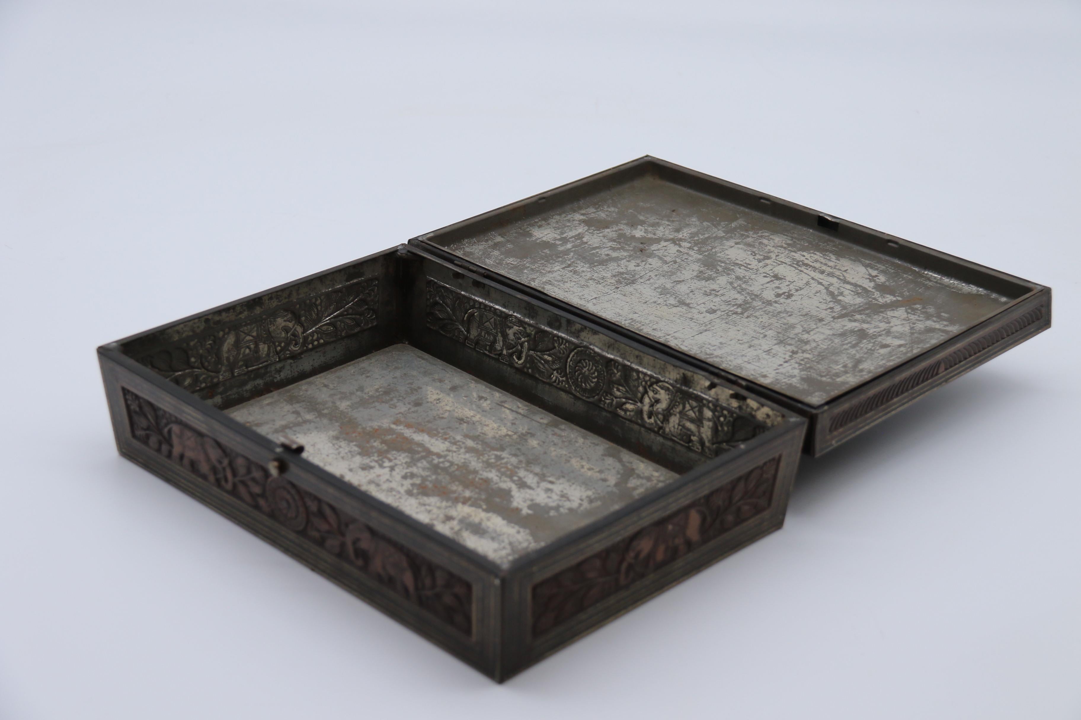 Boîte à biscuits fabriquée par Hunter et Palmer représentant une boîte sculptée indienne. Anglais en vente 3