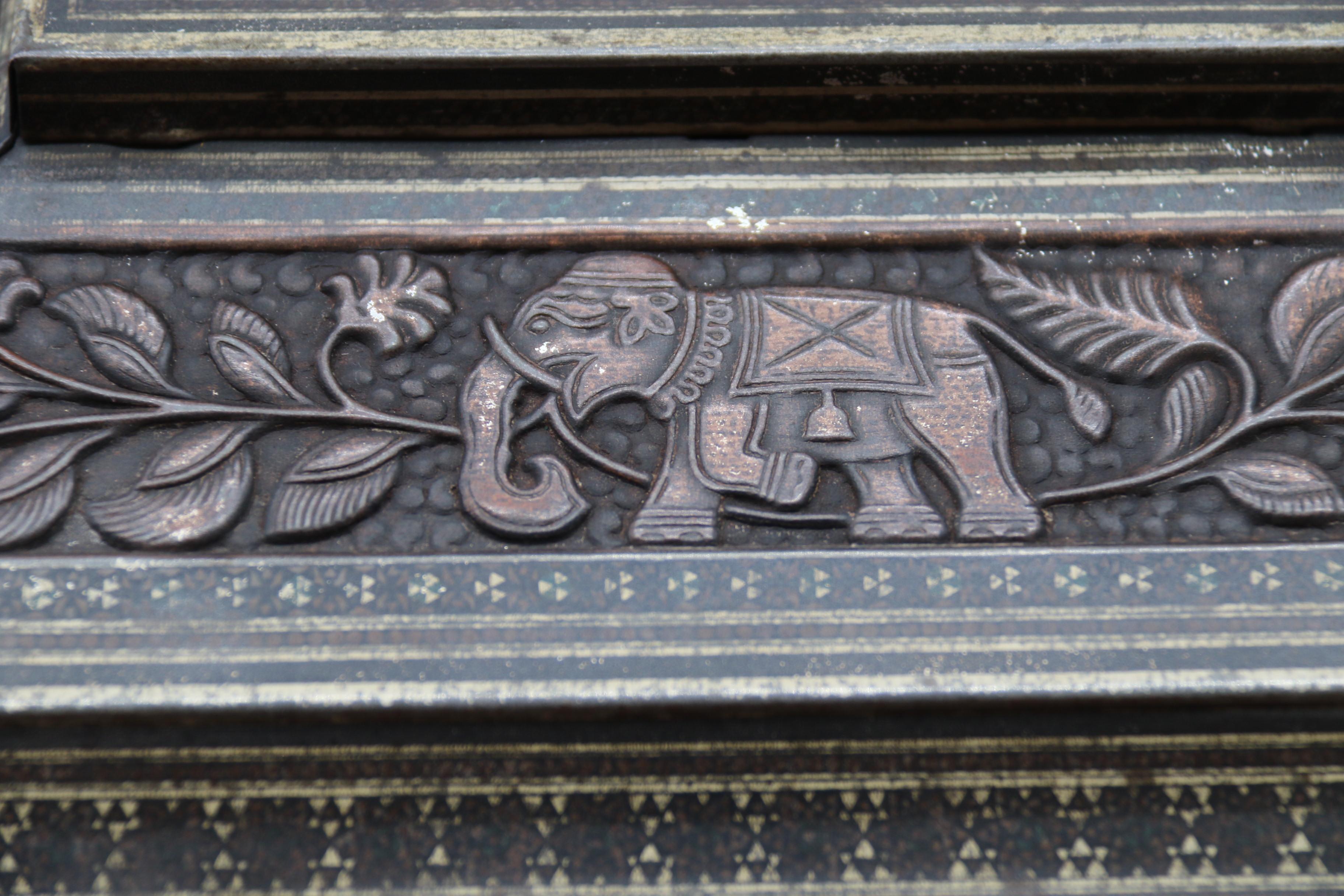 Boîte à biscuits fabriquée par Hunter et Palmer représentant une boîte sculptée indienne. Anglais en vente 6