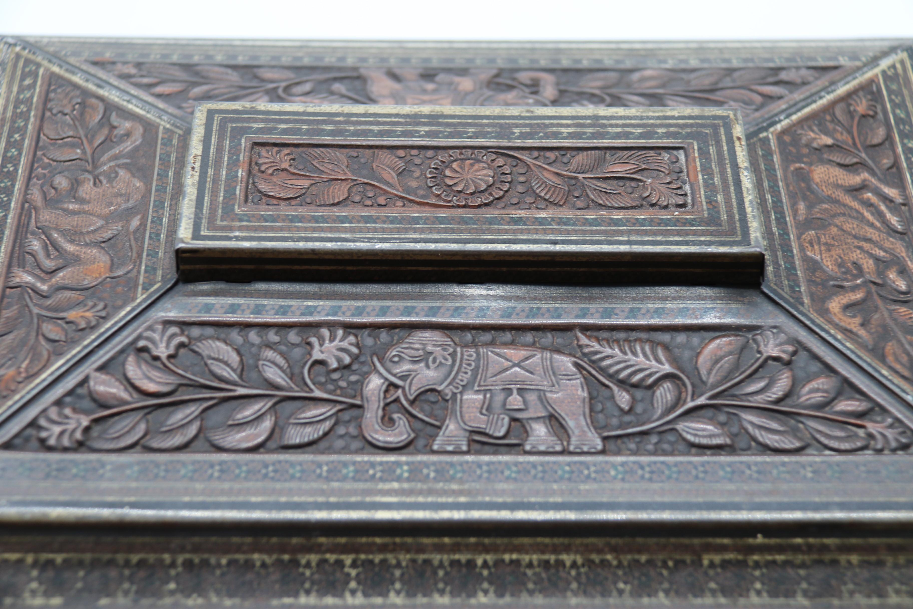 Boîte à biscuits fabriquée par Hunter et Palmer représentant une boîte sculptée indienne. Anglais en vente 8