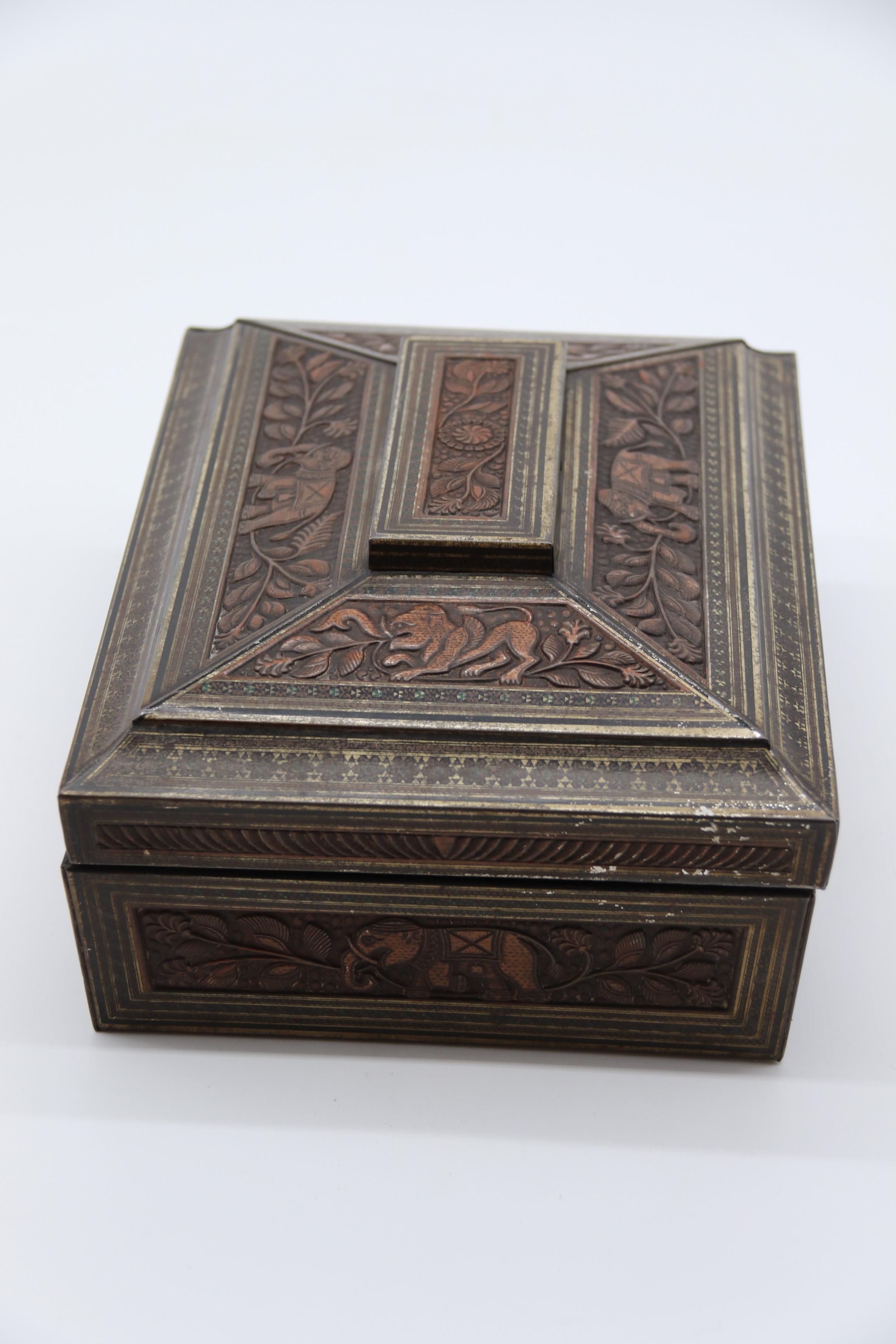 Britannique Boîte à biscuits fabriquée par Hunter et Palmer représentant une boîte sculptée indienne. Anglais en vente