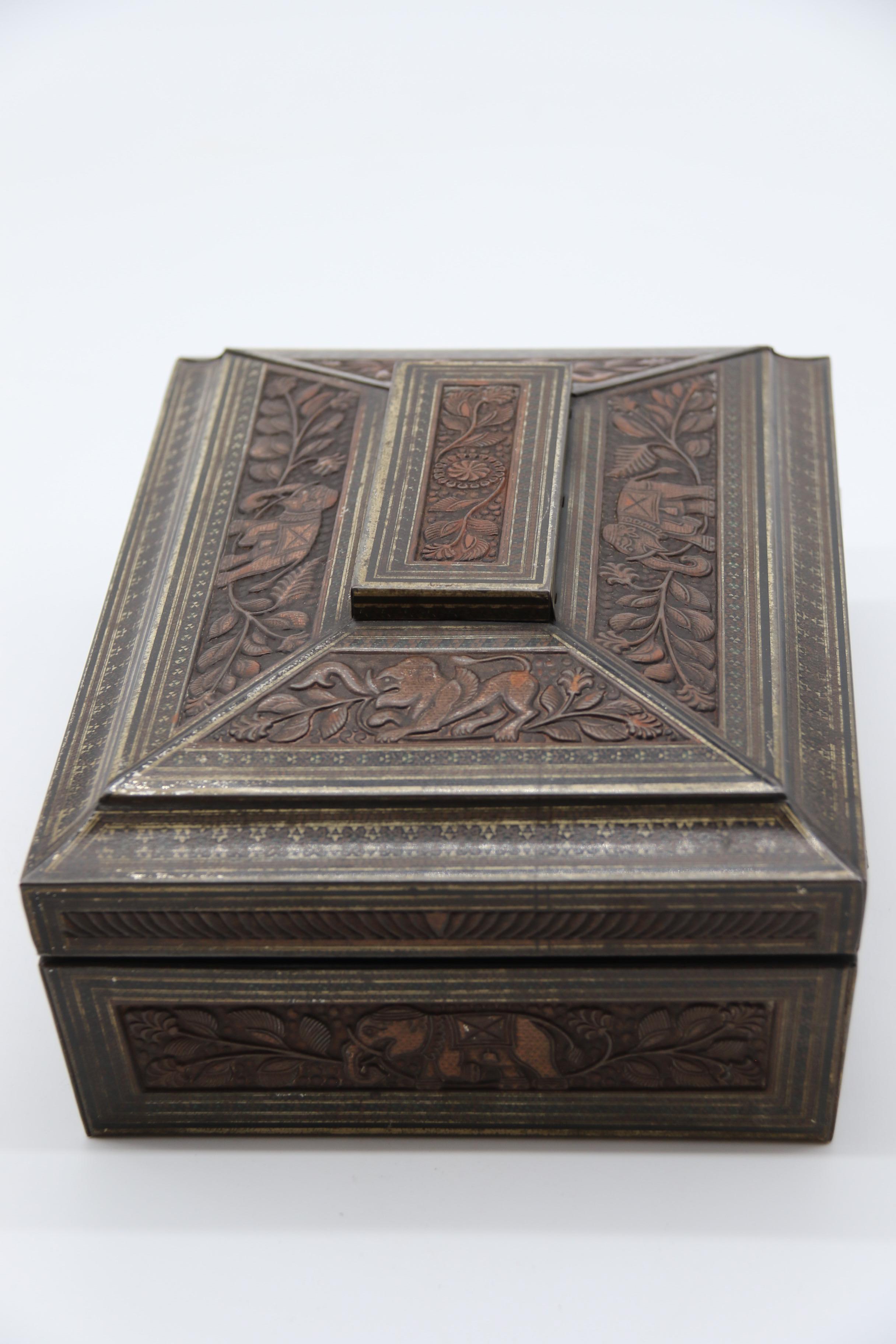 Étain Boîte à biscuits fabriquée par Hunter et Palmer représentant une boîte sculptée indienne. Anglais en vente