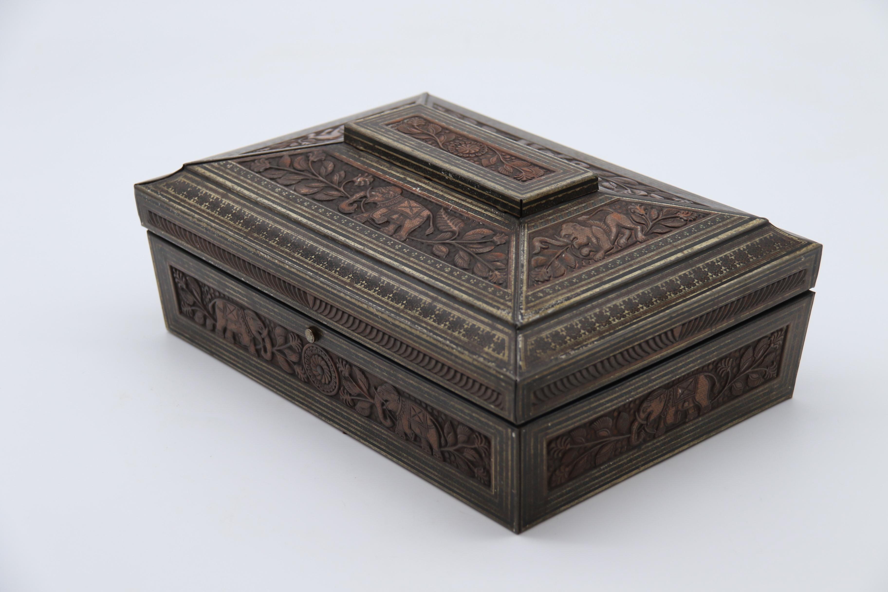 Boîte à biscuits fabriquée par Hunter et Palmer représentant une boîte sculptée indienne. Anglais en vente 1