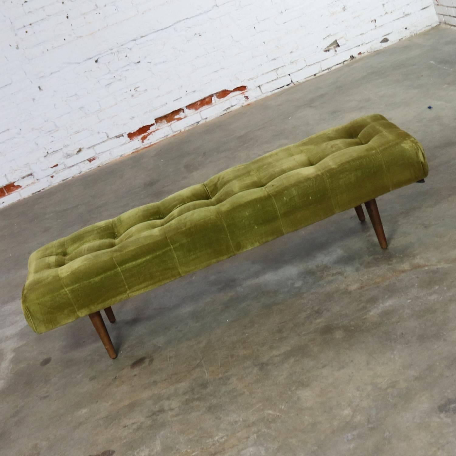 Biscuit Tufted Upholstered Midcentury Hollywood Regency Bench In Fair Condition In Topeka, KS