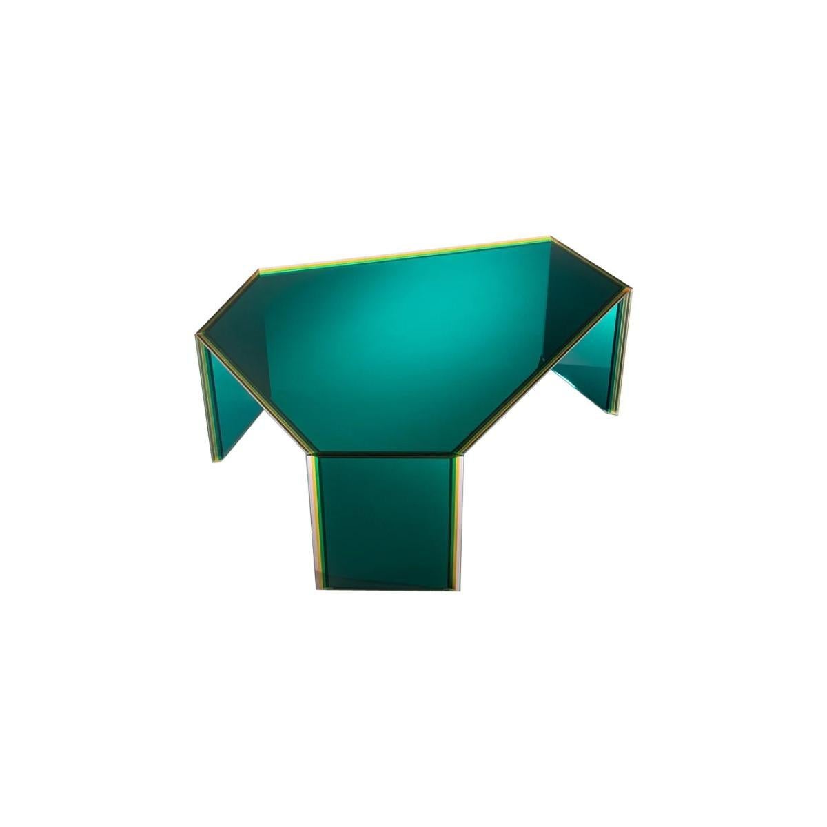 Collection'S mit Stehtischen, niedrigen Tischen und Konsolen aus mehrschichtigem und mehrfarbigem Glas, das durch Laminieren von fünf Platten aus 5 mm dickem extraleichtem Glas mit jeweils einer anderen Farbfolie hergestellt wird. Die erhaltenen
