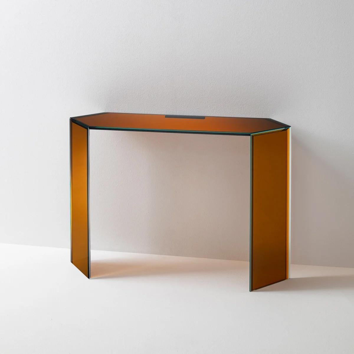 Collection'S mit Stehtischen, niedrigen Tischen und Konsolen aus mehrschichtigem und mehrfarbigem Glas, das durch die Beschichtung von fünf Platten aus 5 mm dickem, extra hellem Glas mit jeweils einer anderen Farbfolie entsteht. Die erhaltenen