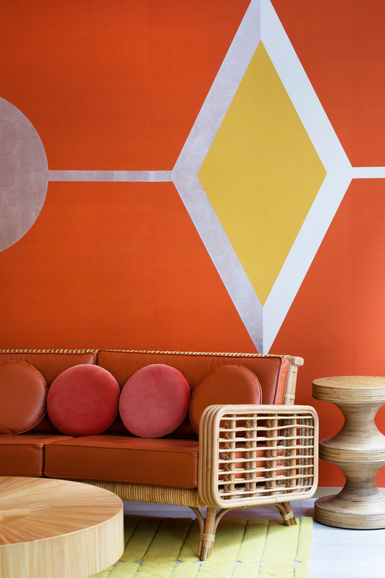 Tabouret en rotin.

Pièce emblématique d'India Mahdavi, en marqueterie de rotin.

Le Fou tire son nom de la pièce d'échecs qui se déplace en diagonale, défiant ainsi les lignes droites.
Servant à la fois de tabouret et de table d'appoint, adapté à