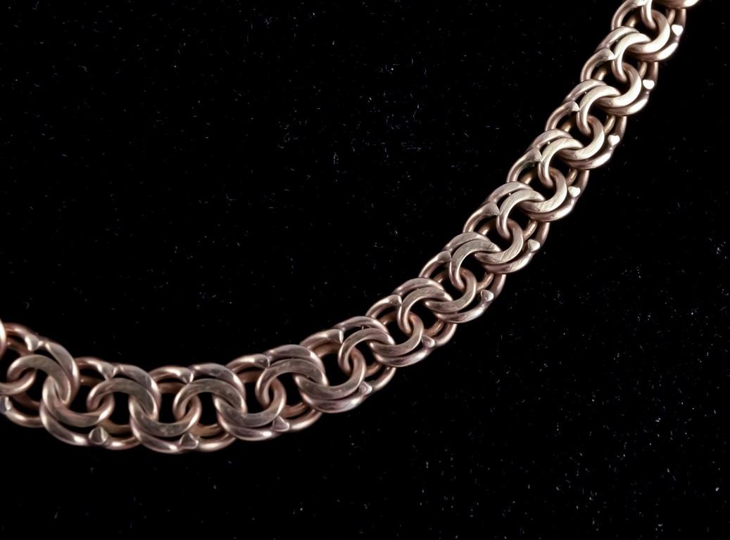 Collar Bismark de oro de 8 quilates. 
Sin sello. 
Medido a 8 quilates.
Estado: Presenta signos normales de envejecimiento y desgaste.
Mediados del siglo XX.
Peso 20,7 g. Anchura: 5,5-7,5 mm. Longitud: 42 cm.