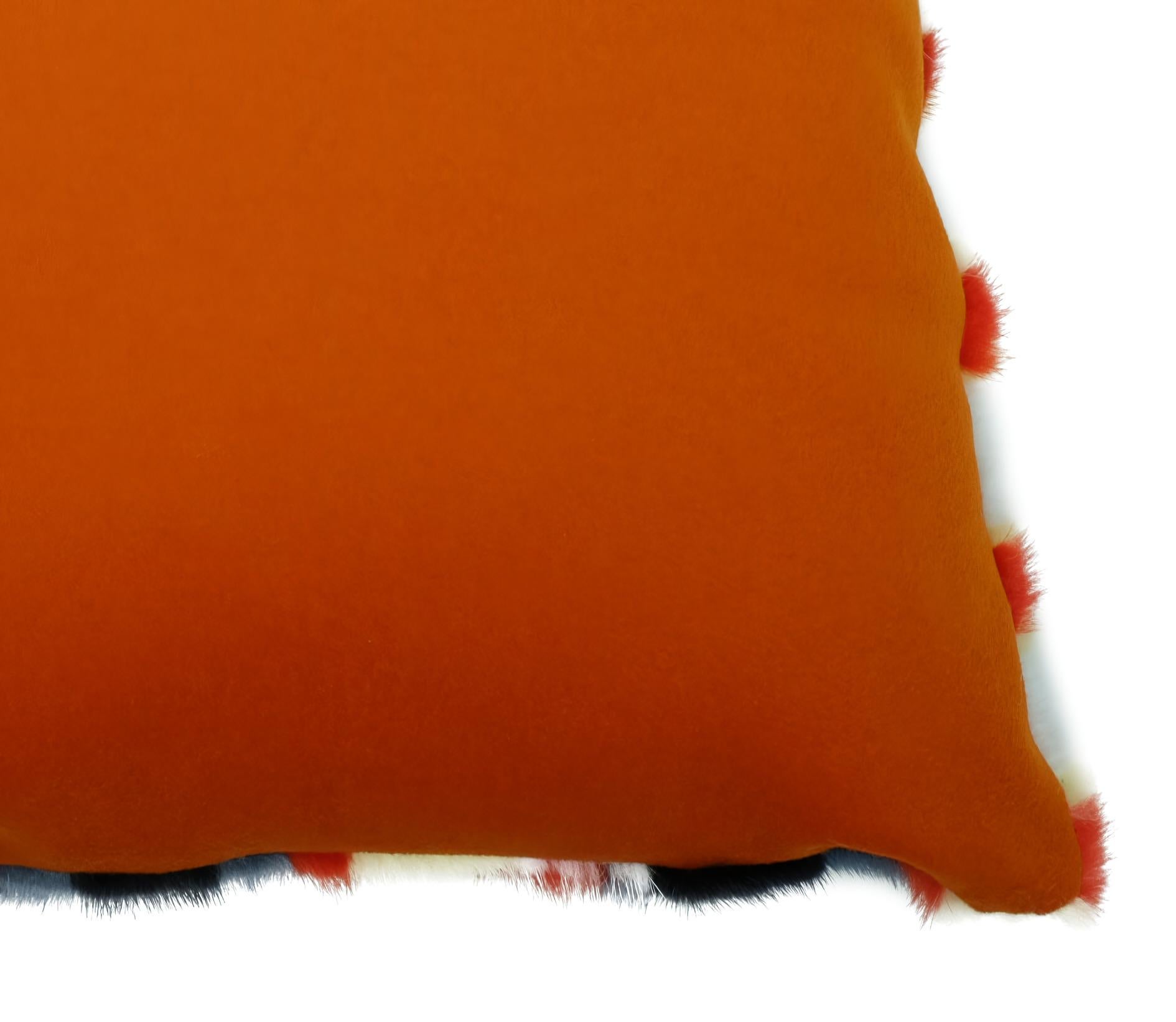 Moderne Coussin de vison multicolore avec insert de plumes de coton/duvet en vente