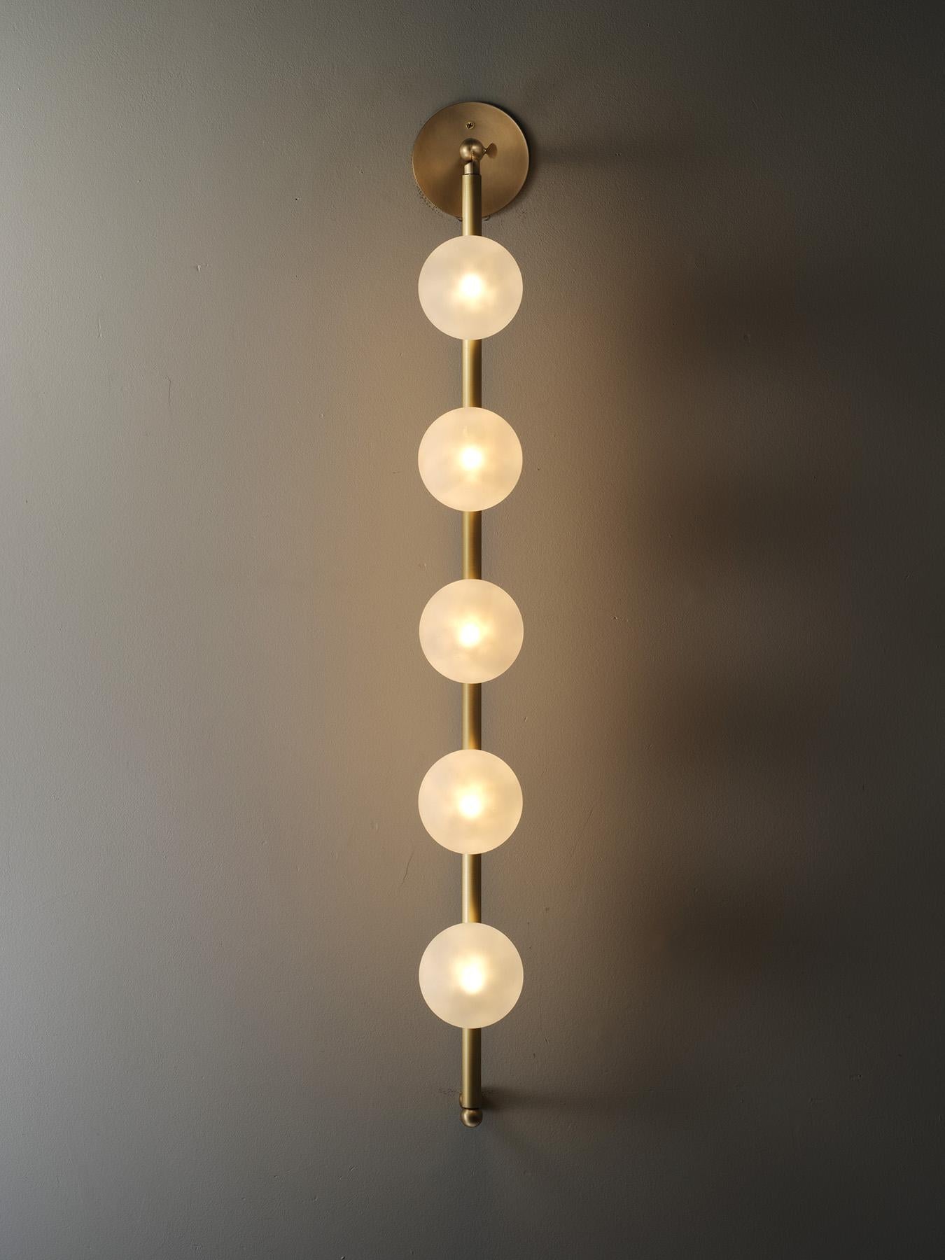 Wir stellen Bisou vor, die neue Wandleuchte von blueprint lighting. Bisou ist ein überdimensionaler Blickfang, der das Licht in den Raum küsst und den schönsten Kerzenschein erzeugt. Passt gut zu unserer beliebten Fauchard Stehleuchte.
Gefertigt