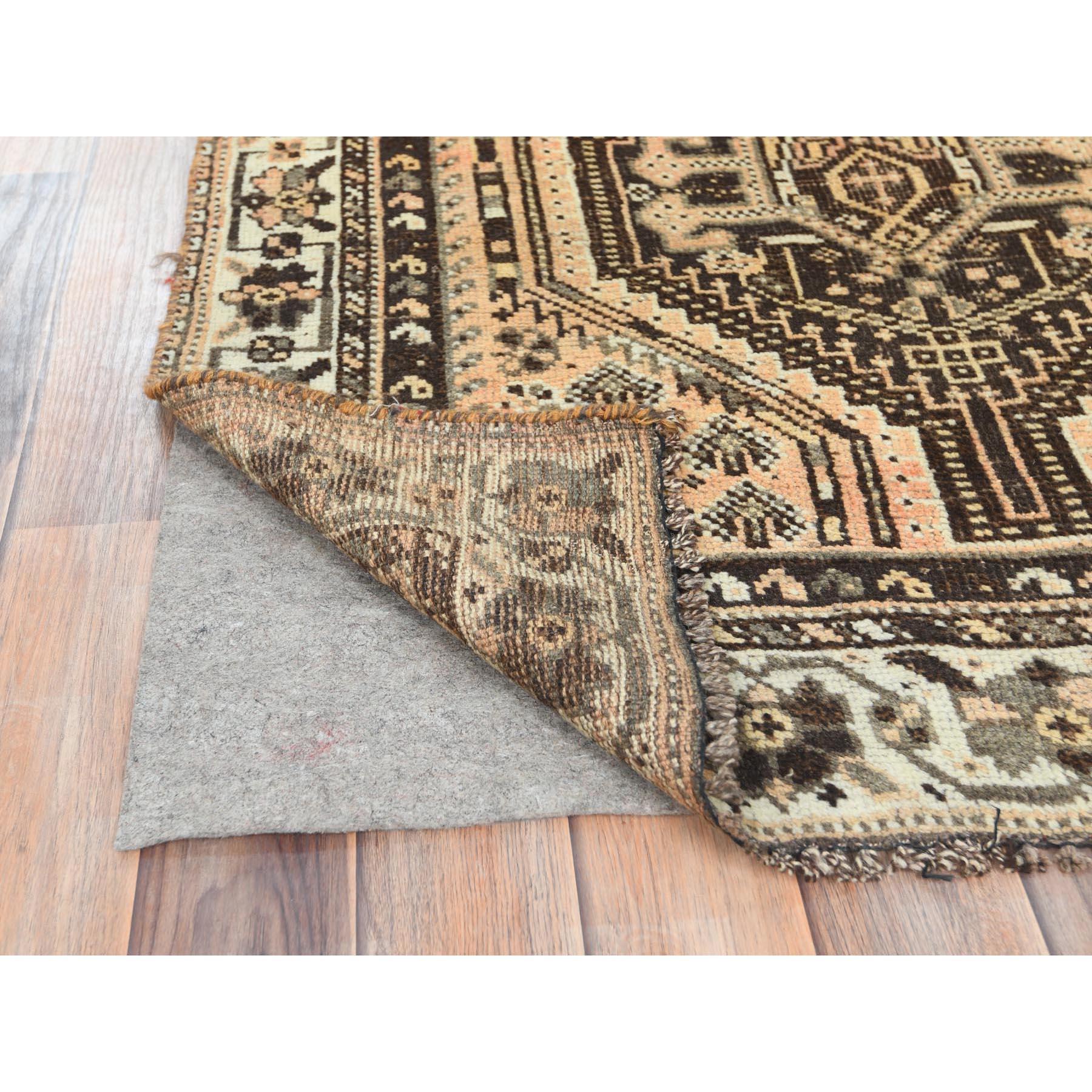 Bisque Brown Vintage Persian Shiraz Worn Down Pure Wool Hand Knotted Rug (Mittelalterlich) im Angebot