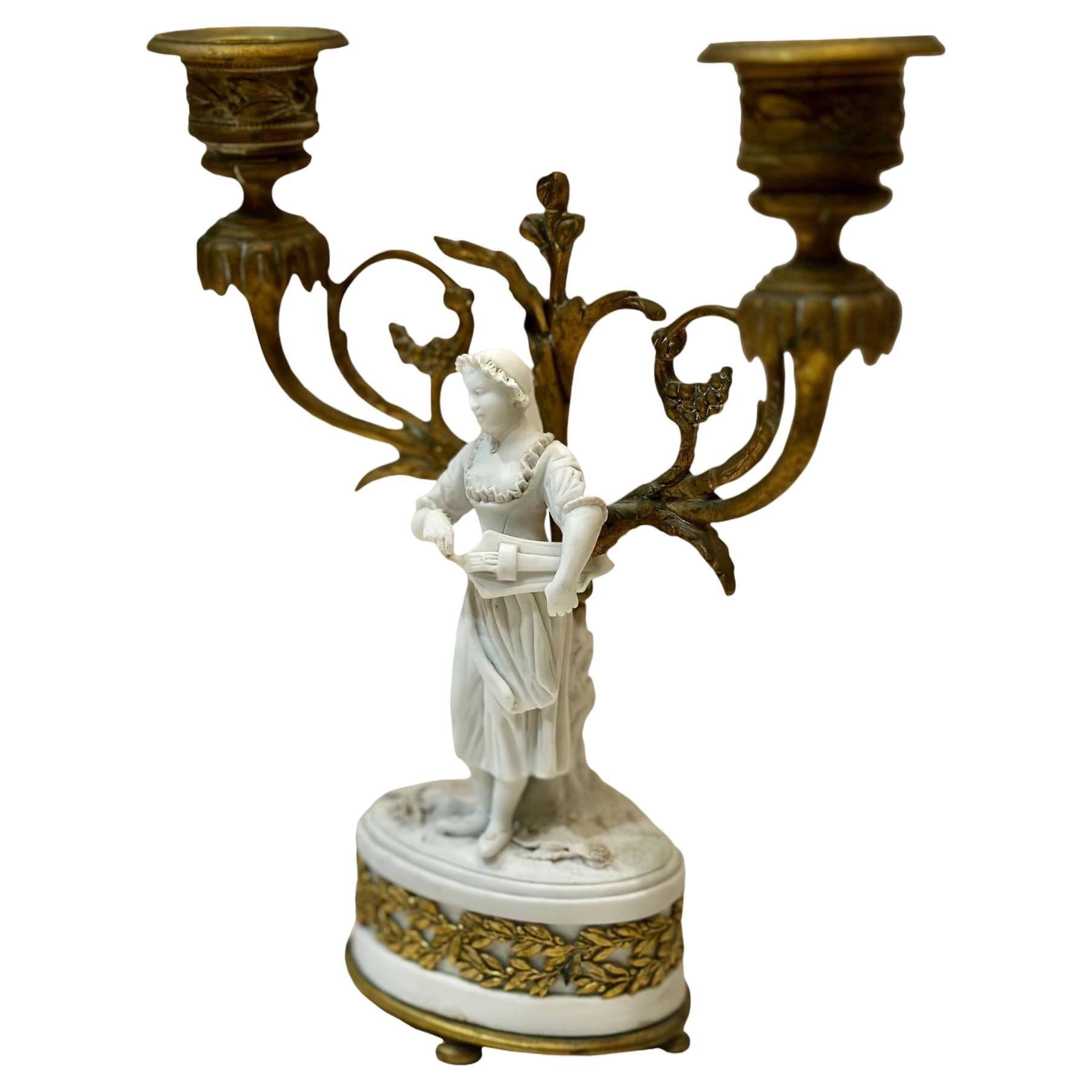 Französischer zweiarmiger Kerzenleuchter mit weiblicher Biskuitfigur und Bronzebeschlägen. Es ist das späte 19. Jahrhundert, Frankreich.