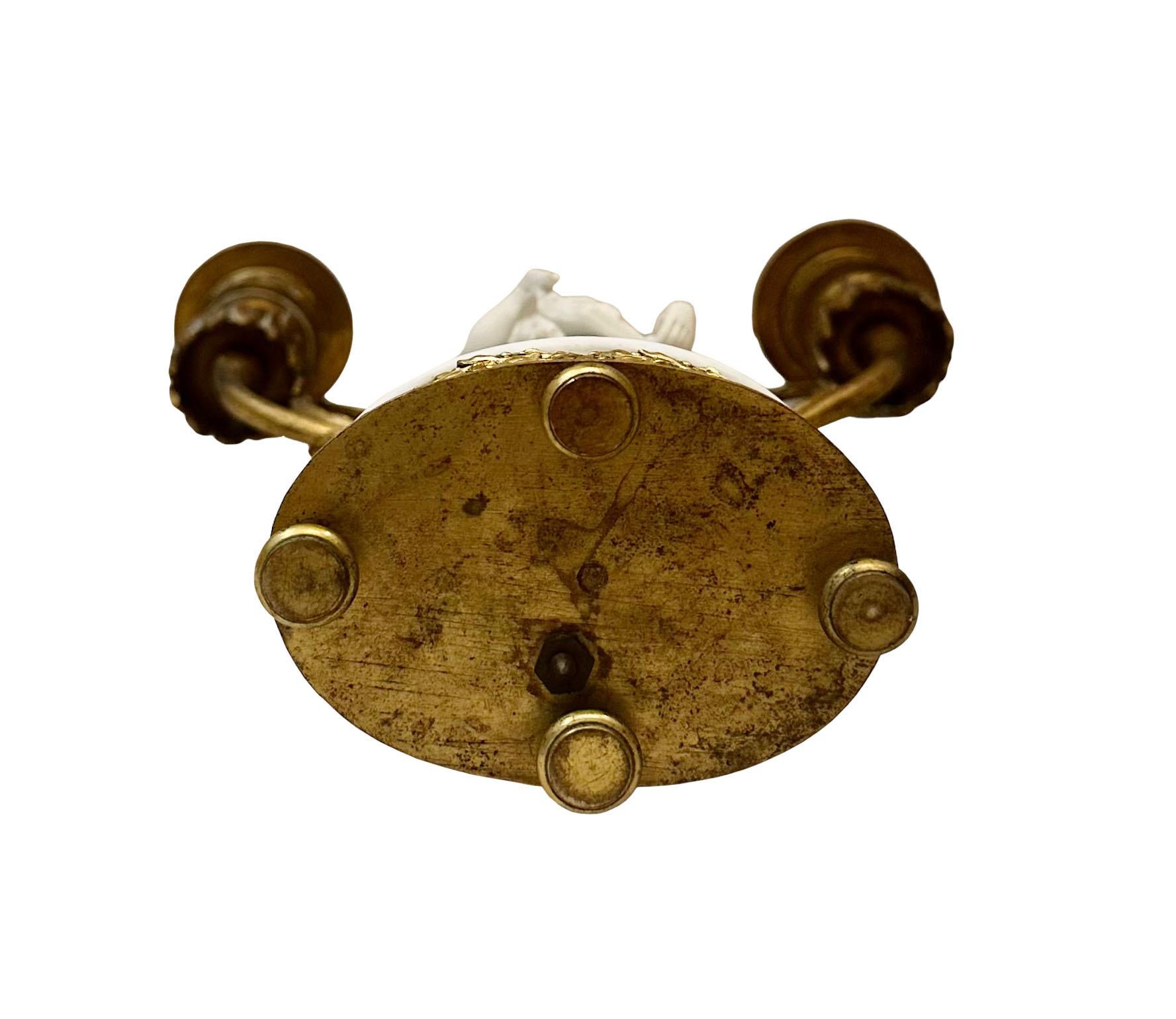 Französischer Doppelarm-Kerzenleuchter mit Biskuitfigur (Bronze) im Angebot