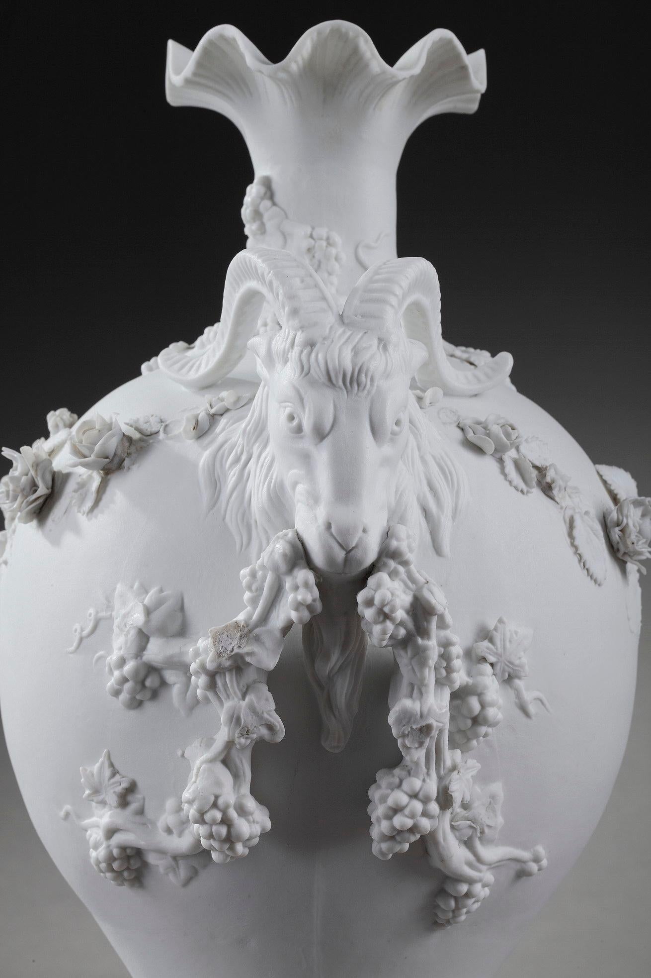 Vase en forme de tête de chèvre biscuit, période du 19ème siècle en vente 3
