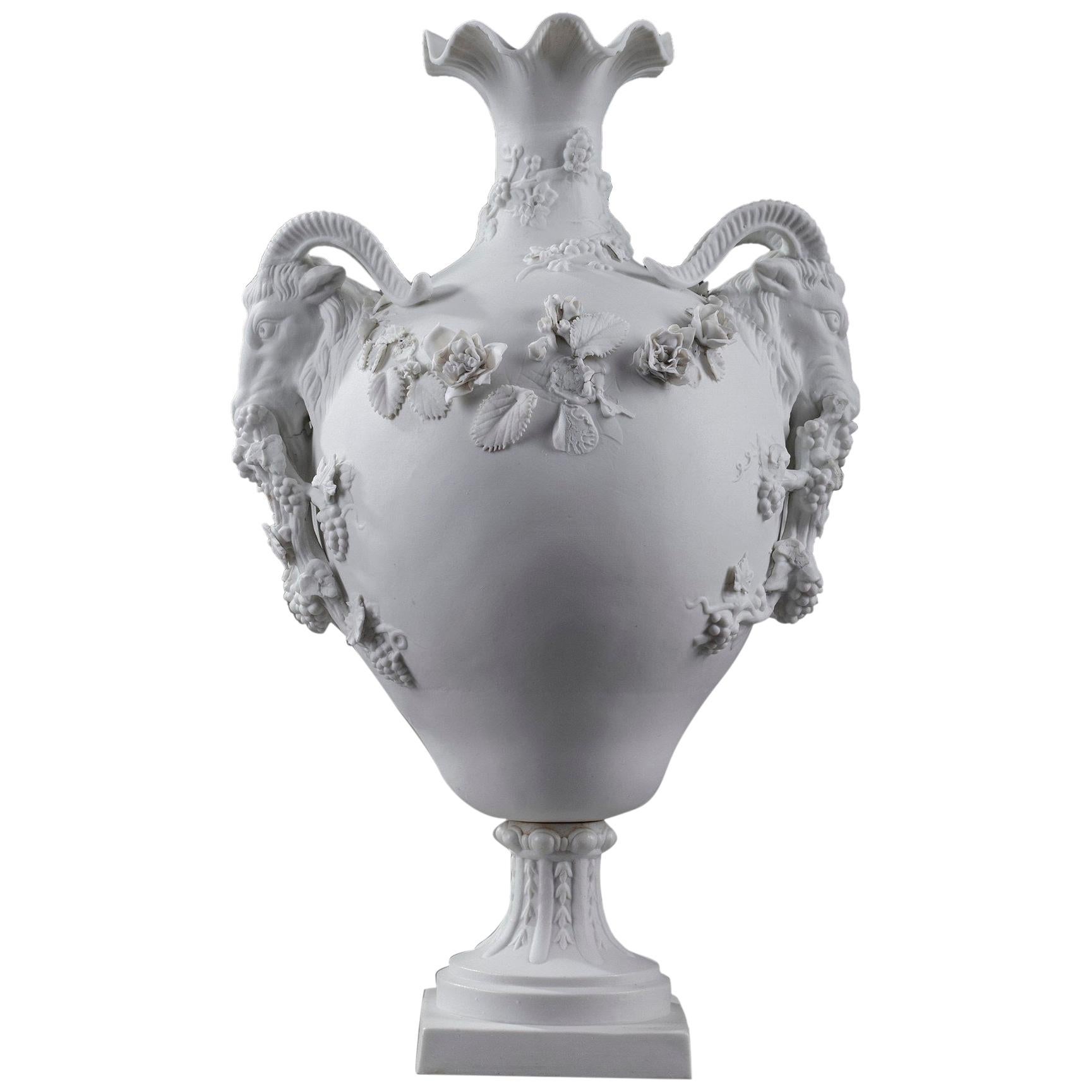 Vase en forme de tête de chèvre biscuit, période du 19ème siècle en vente