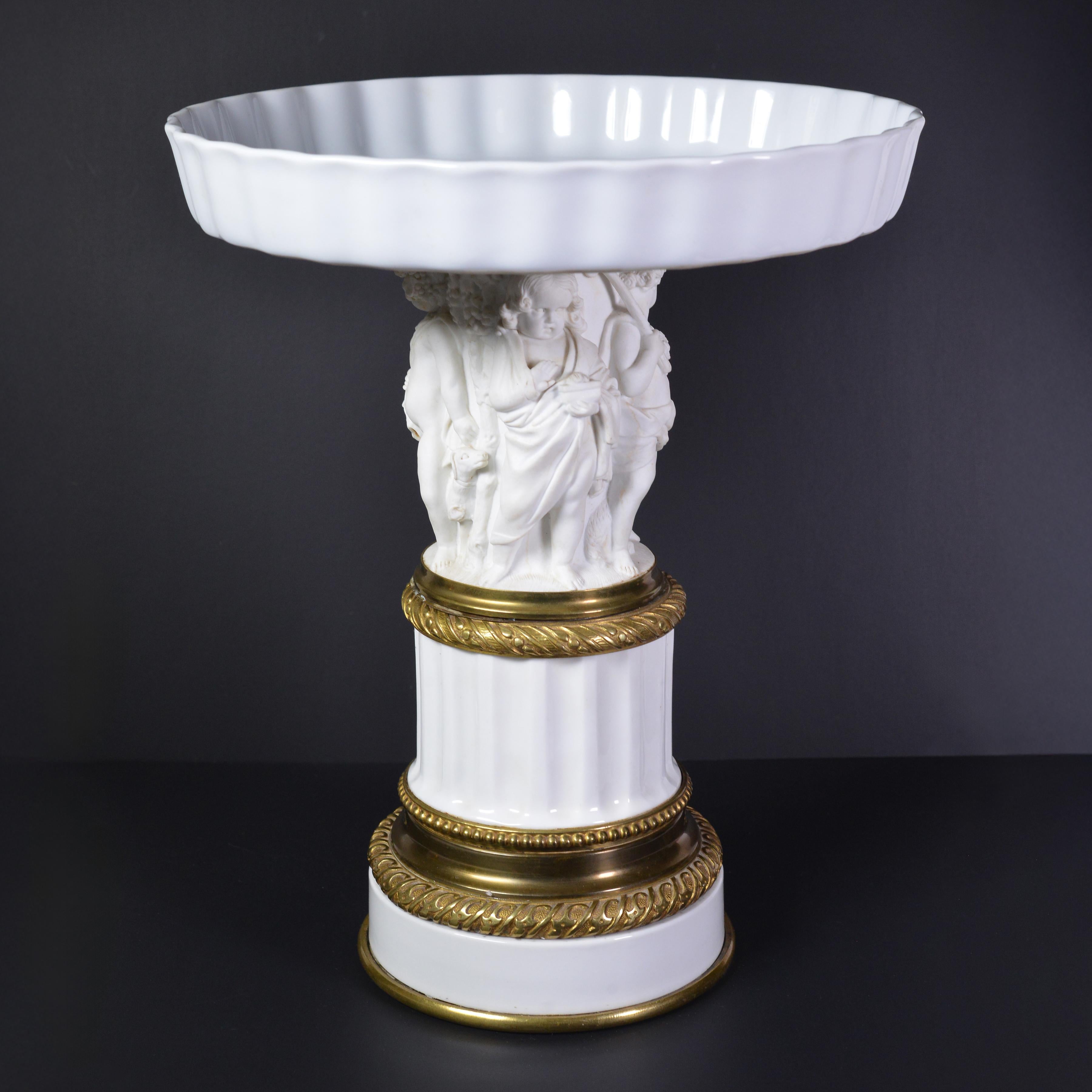 Empire Vase en porcelaine biscuit et bronze doré 19ème siècle Allégorie Putti des 4 saisons en vente