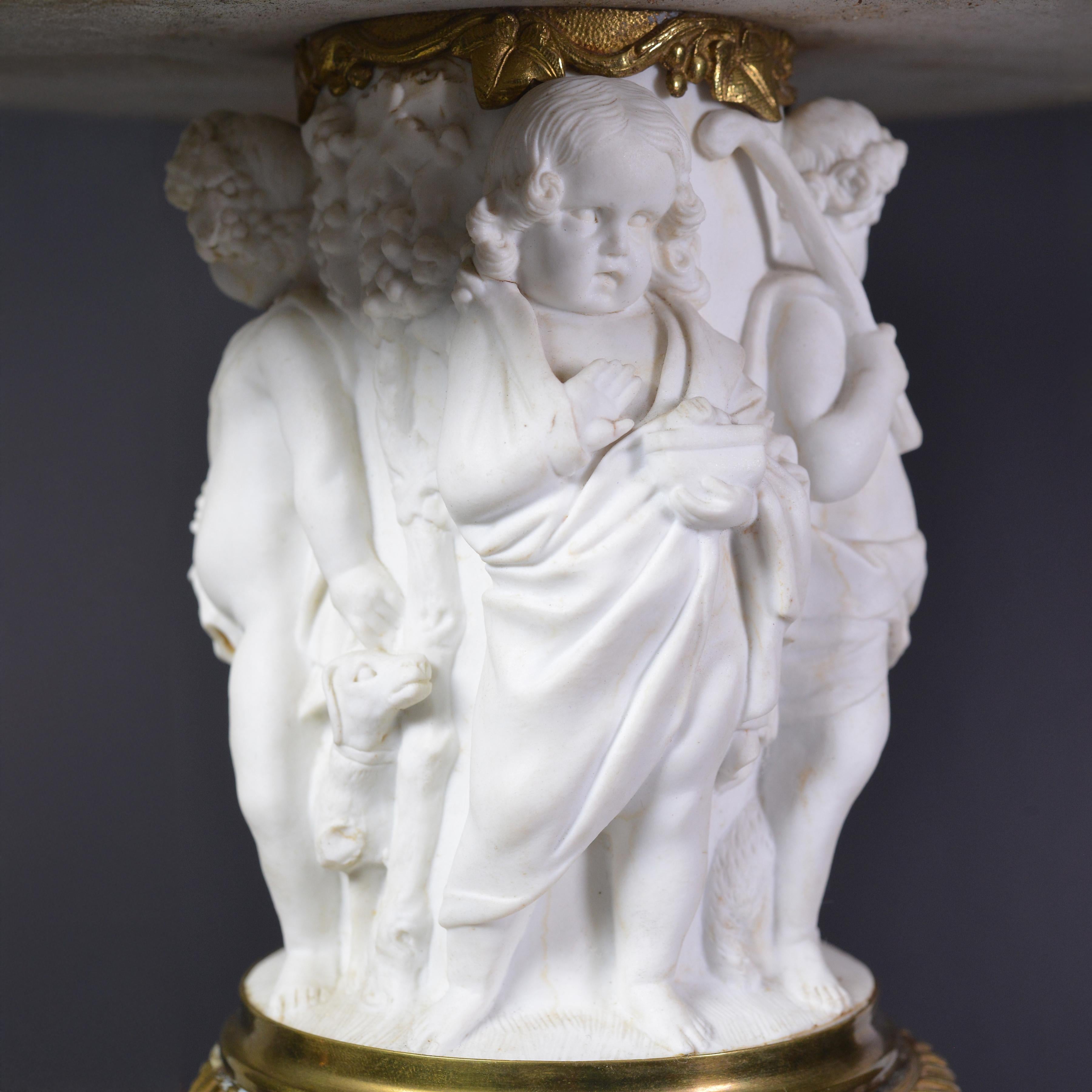 Vase en porcelaine biscuit et bronze doré 19ème siècle Allégorie Putti des 4 saisons Bon état - En vente à Sweden, SE