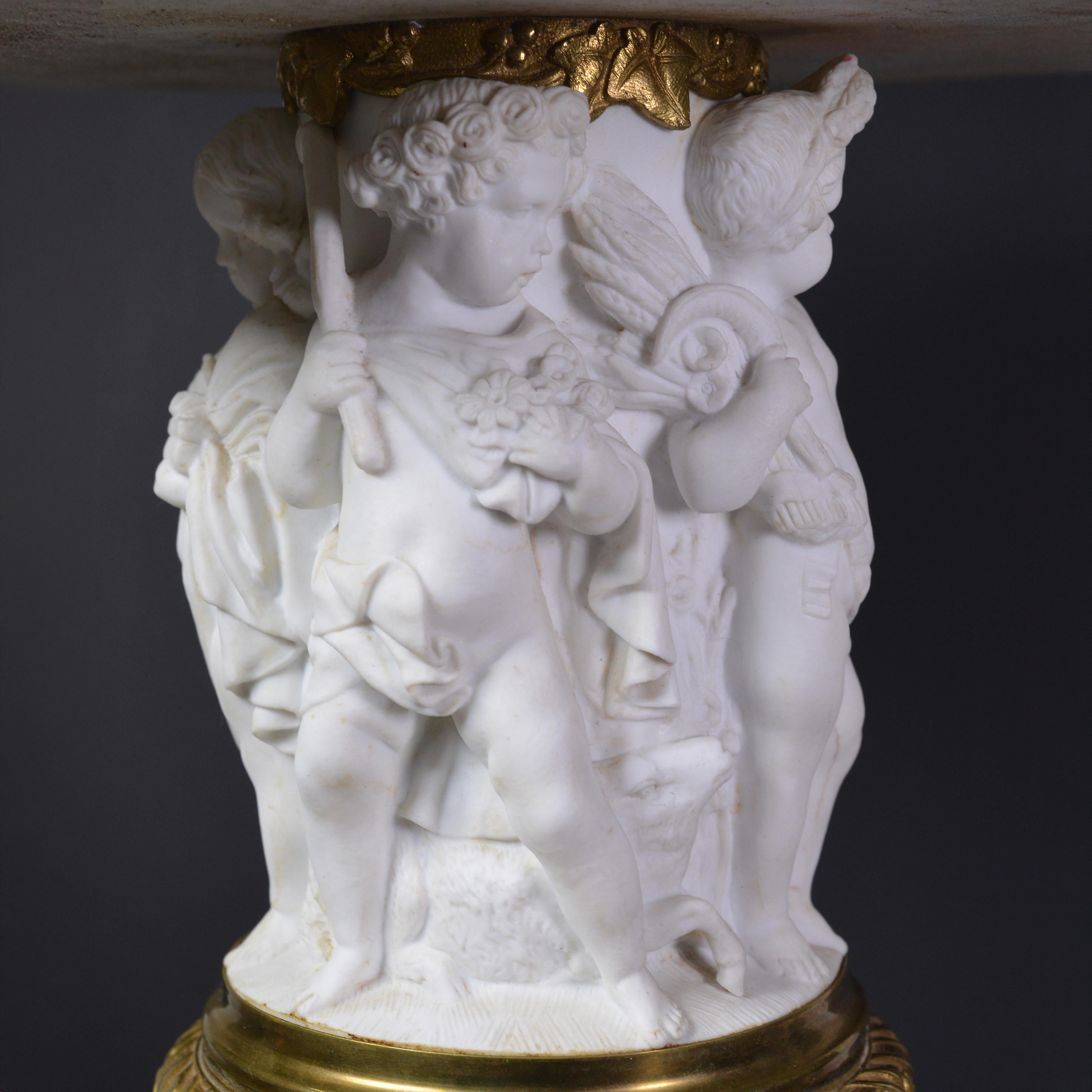 XIXe siècle Vase en porcelaine biscuit et bronze doré 19ème siècle Allégorie Putti des 4 saisons en vente