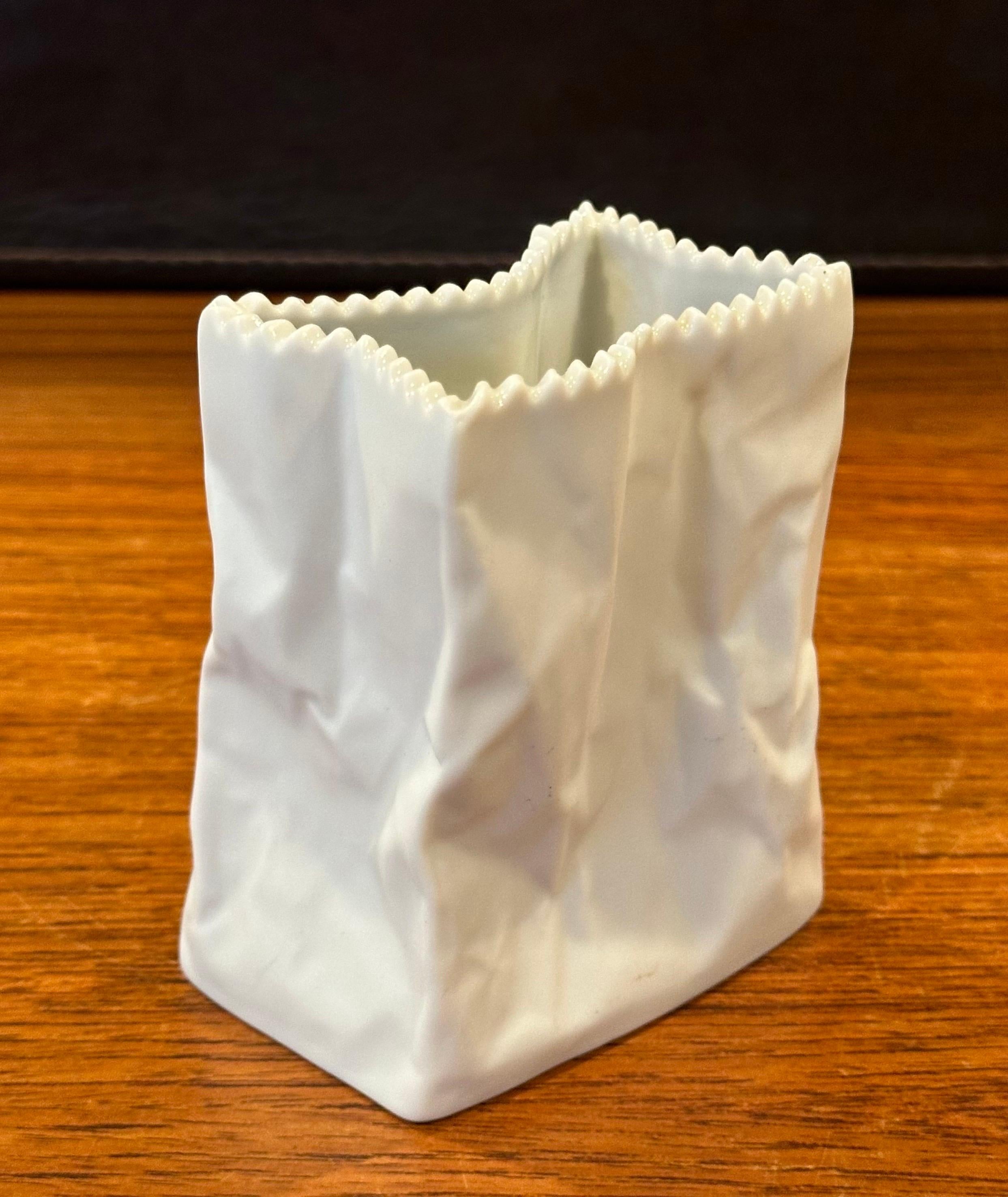 Vases en porcelaine biscuit et sacs en papier de Rosenthal Studio-Line « Do Not Litter » en vente 3
