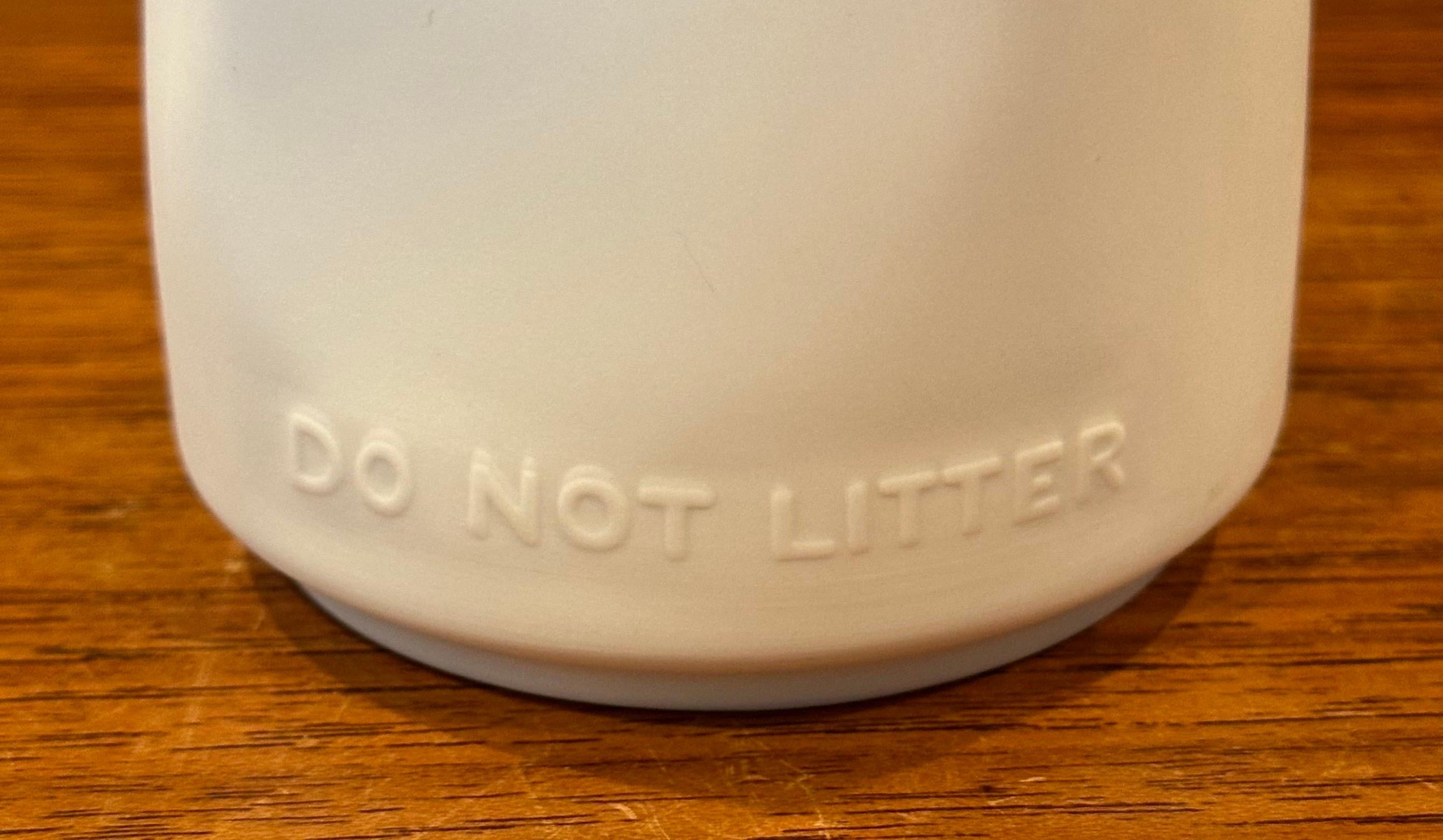 Vases en porcelaine biscuit et sacs en papier de Rosenthal Studio-Line « Do Not Litter » en vente 8