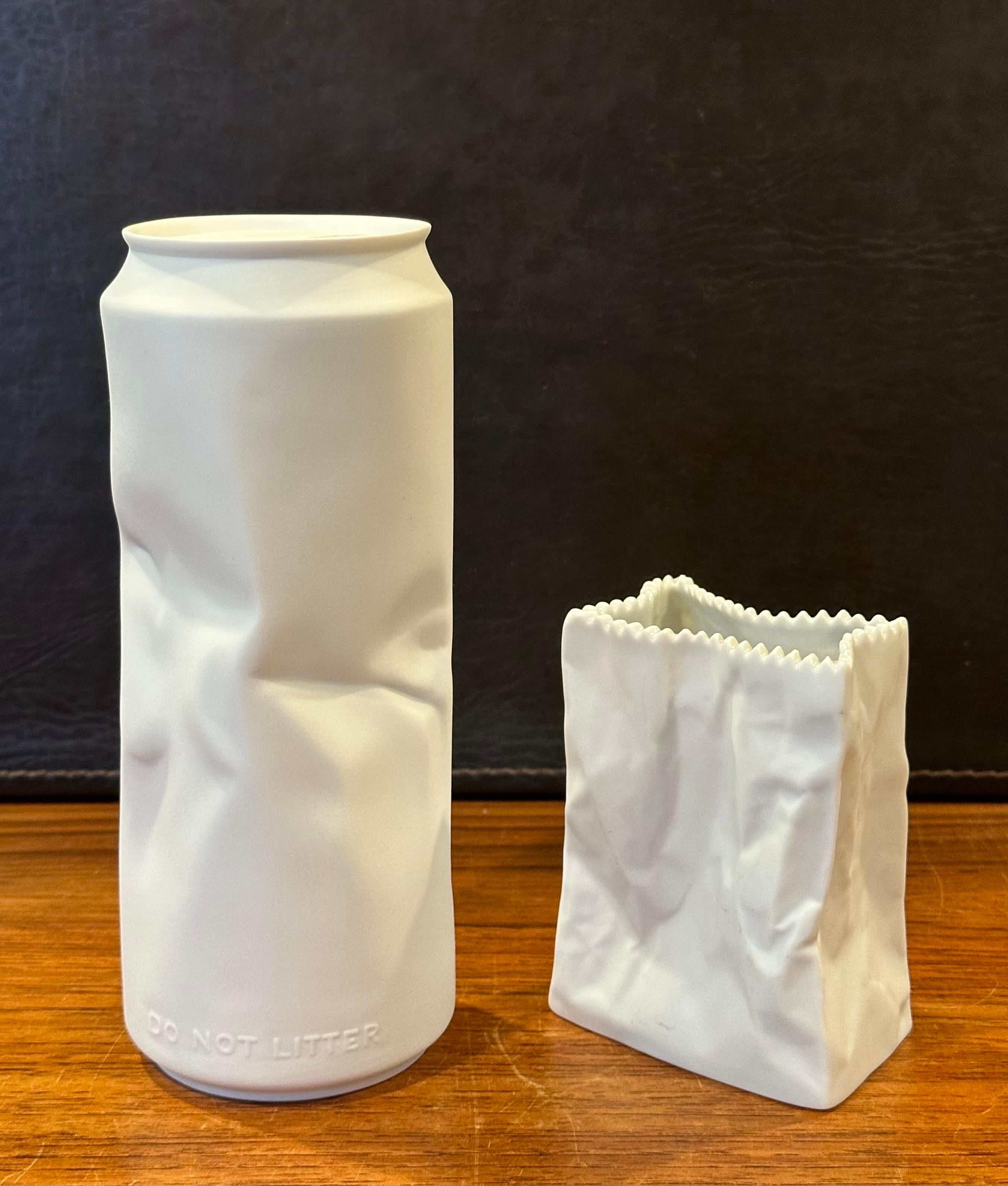 Vases en porcelaine biscuit et sacs en papier de Rosenthal Studio-Line « Do Not Litter » Bon état - En vente à San Diego, CA