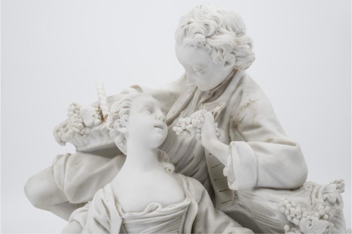 Romain classique Couple avec raisins en porcelaine biscuit, Svres françaises du 19ème siècle en vente
