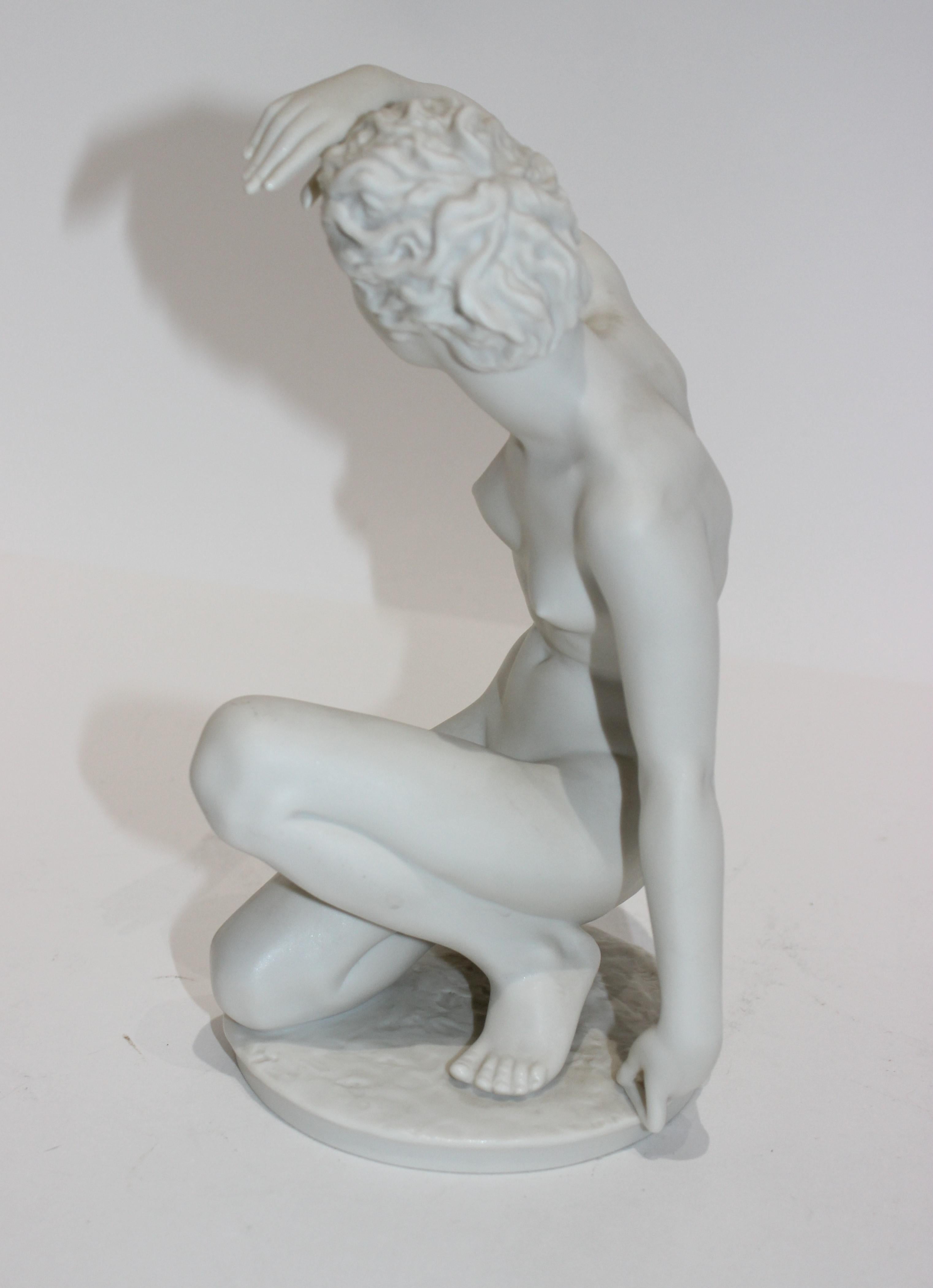 Art déco Figure en porcelaine biscuit représentant une femme nue  en vente