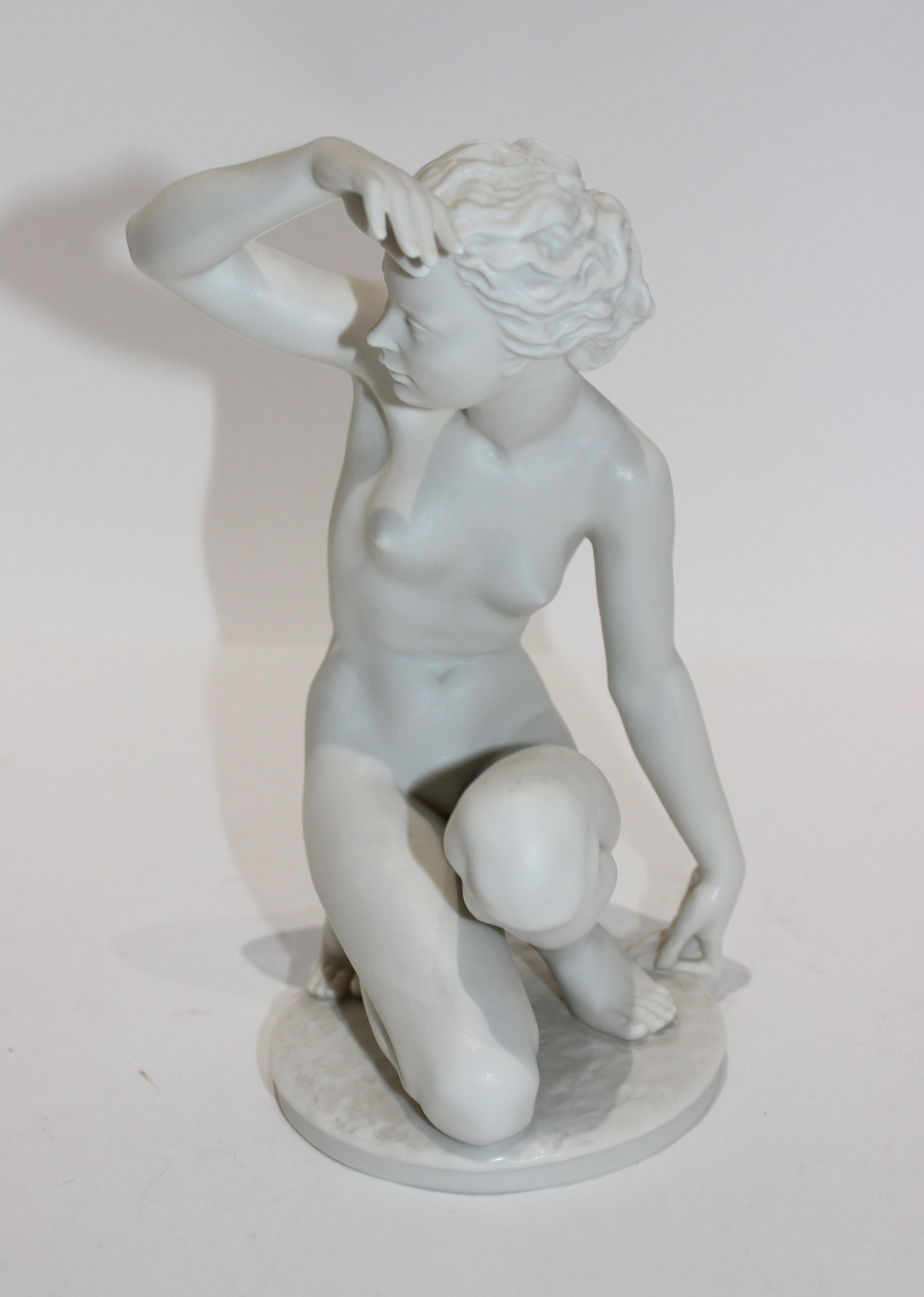 Allemand Figure en porcelaine biscuit représentant une femme nue  en vente