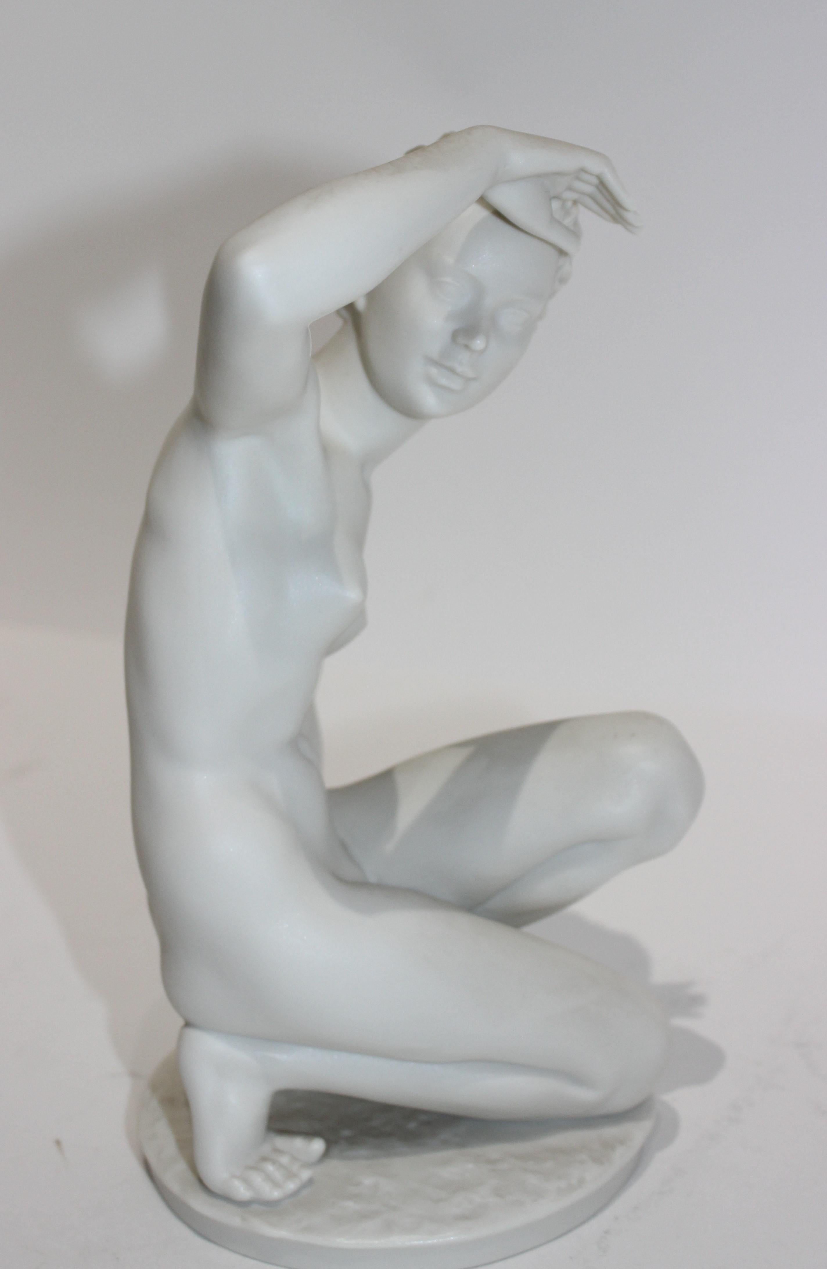 Moulé Figure en porcelaine biscuit représentant une femme nue  en vente