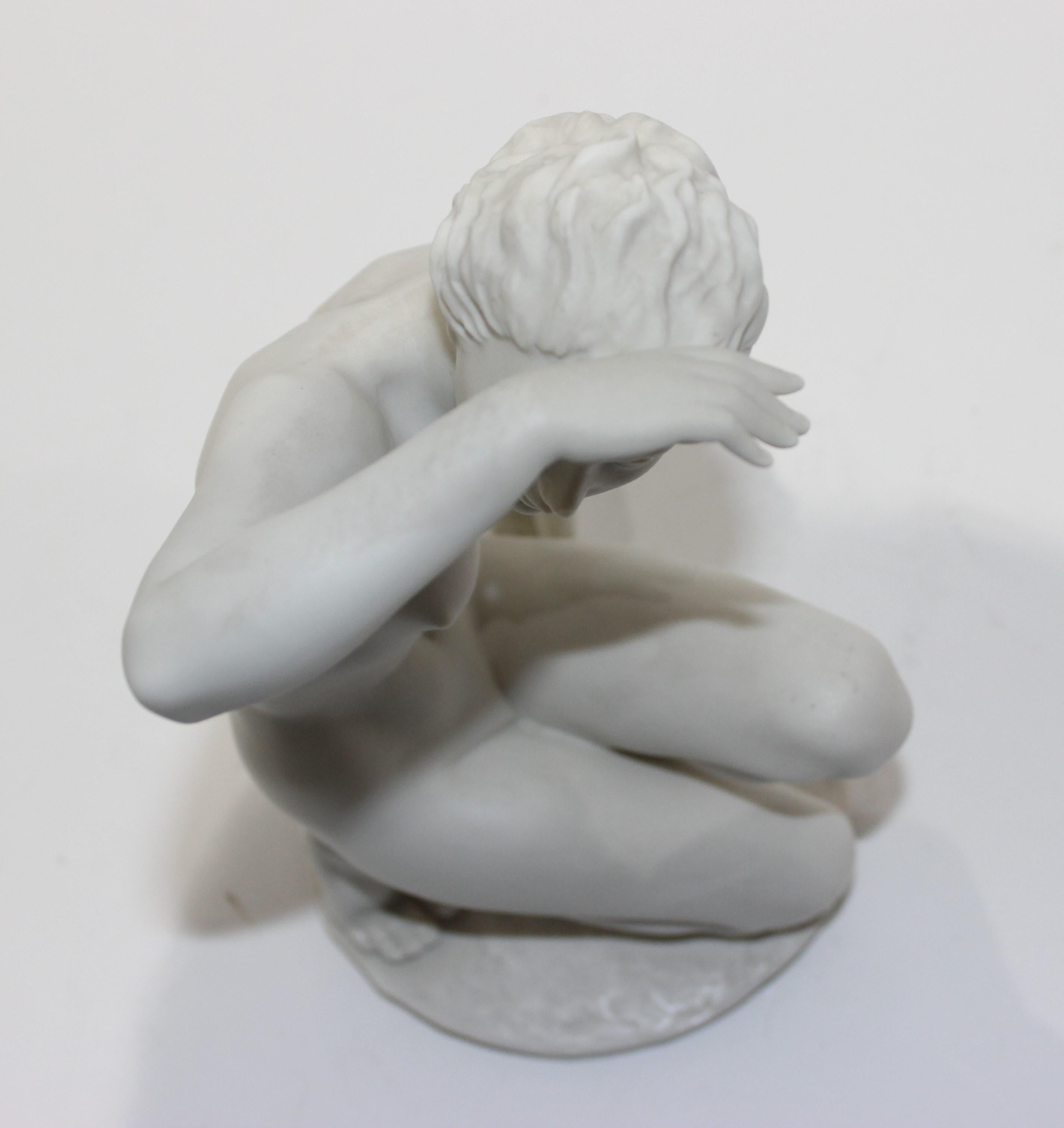 20ième siècle Figure en porcelaine biscuit représentant une femme nue  en vente