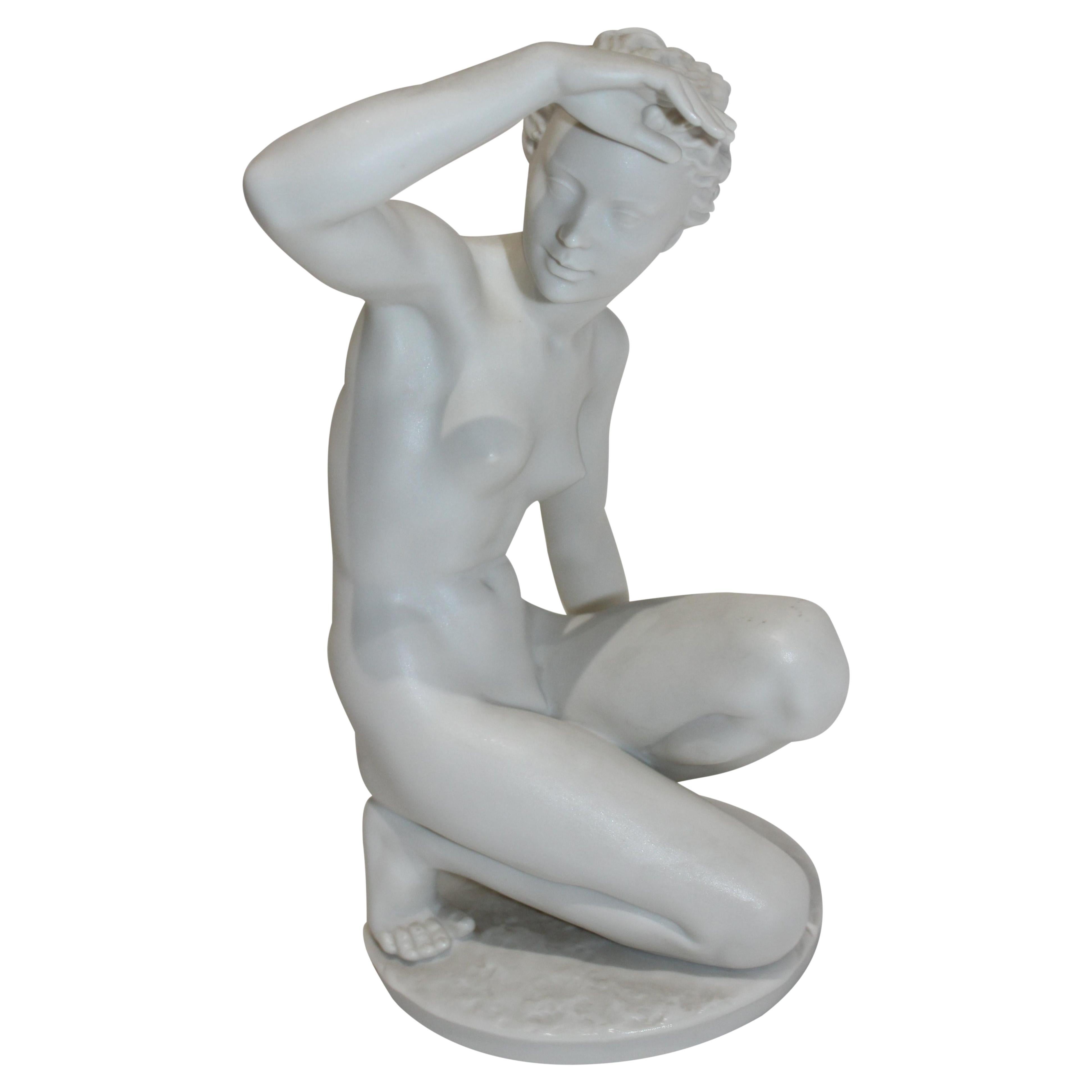 Figure en porcelaine biscuit représentant une femme nue  en vente