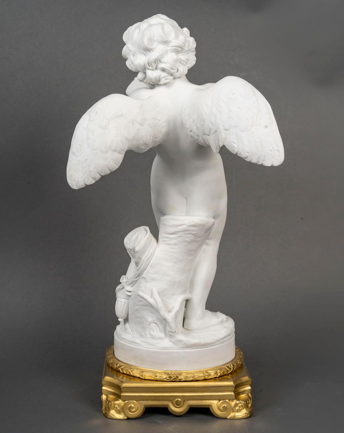 Biskuit-Skulptur der Liebe mit einer Schleife, vergoldete Bronzemontierung, Louis XVI-Stil. (Louis XVI.) im Angebot