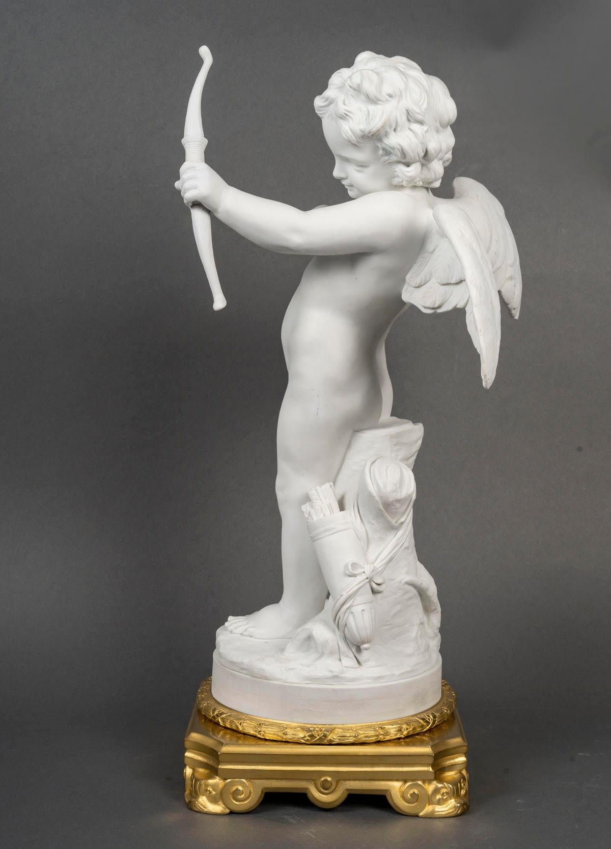 Biskuit-Skulptur der Liebe mit einer Schleife, vergoldete Bronzemontierung, Louis XVI-Stil. (Französisch) im Angebot