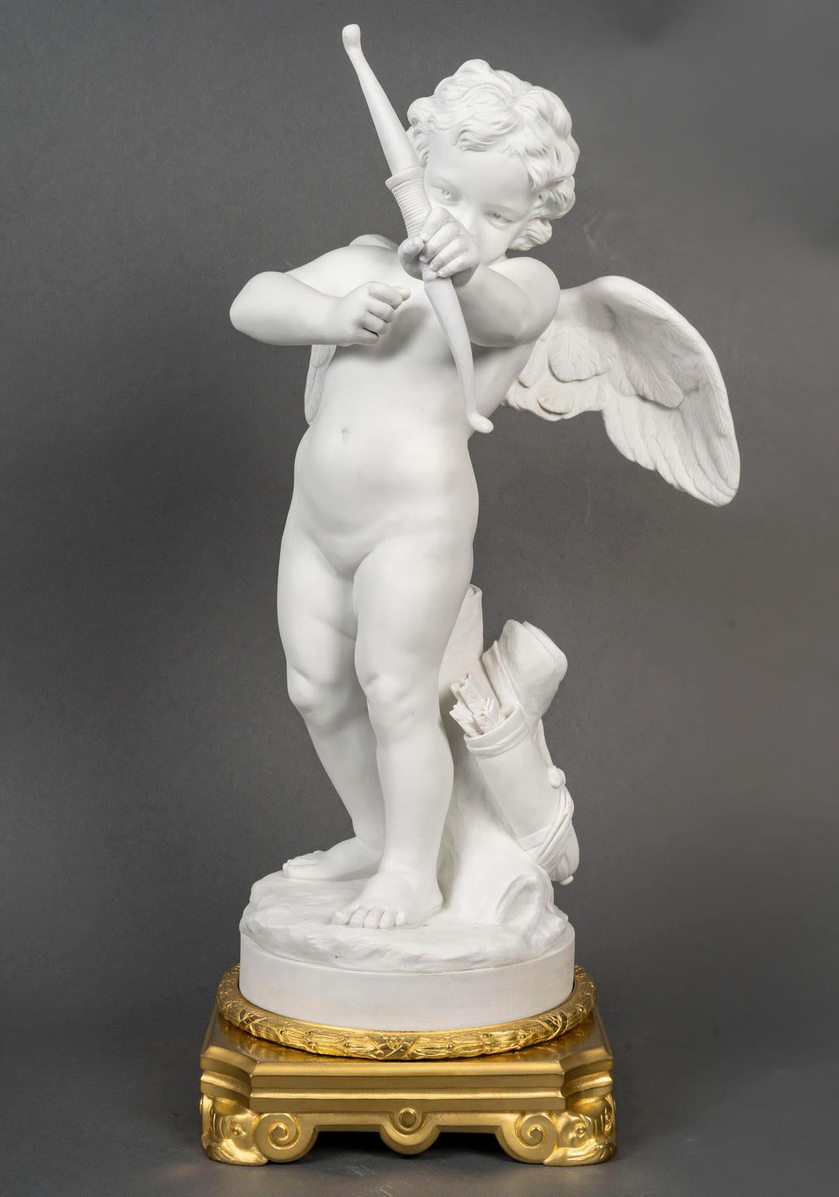 Biskuit-Skulptur der Liebe mit einer Schleife, vergoldete Bronzemontierung, Louis XVI-Stil. (Vergoldet) im Angebot
