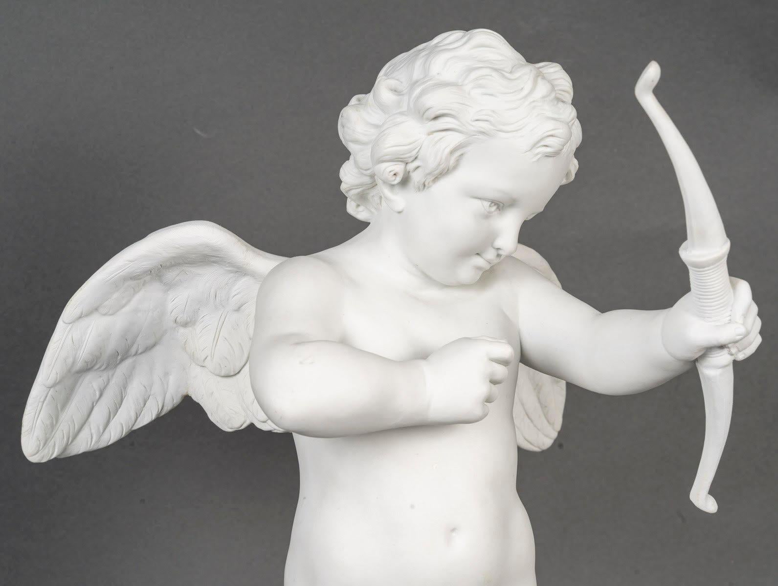 Biskuit-Skulptur der Liebe mit einer Schleife, vergoldete Bronzemontierung, Louis XVI-Stil. im Zustand „Gut“ im Angebot in Saint-Ouen, FR