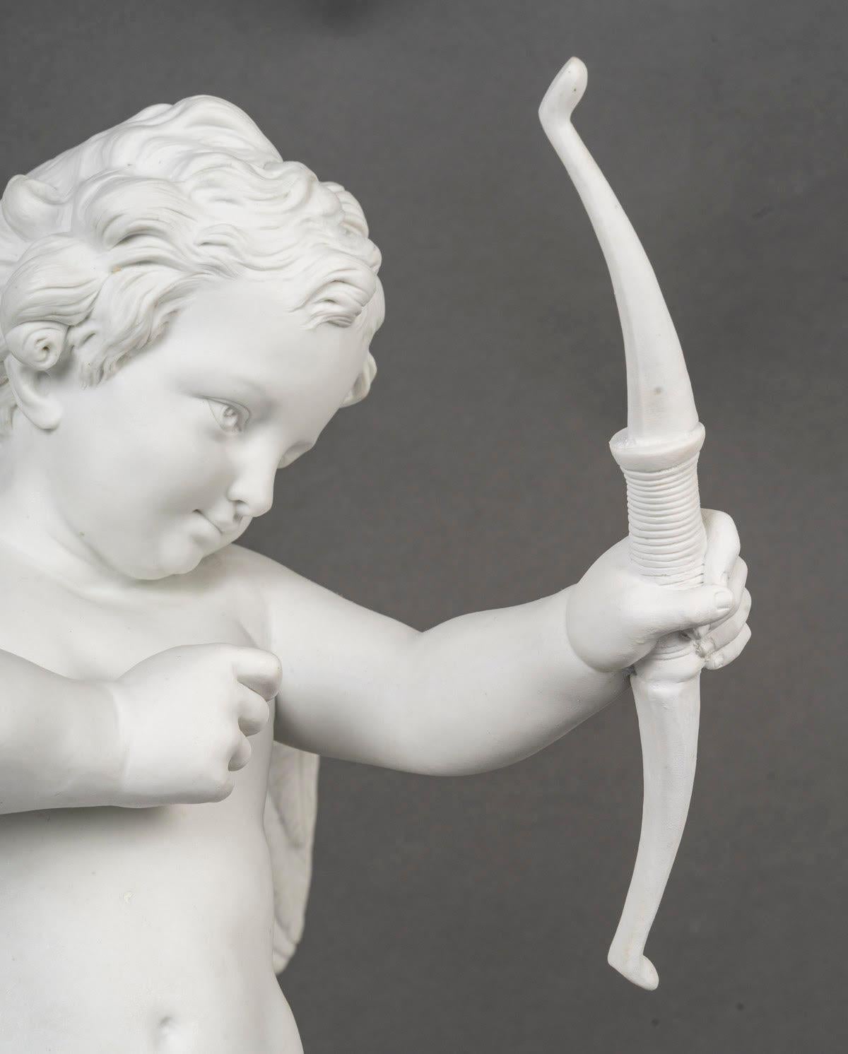 Biskuit-Skulptur der Liebe mit einer Schleife, vergoldete Bronzemontierung, Louis XVI-Stil. (19. Jahrhundert) im Angebot