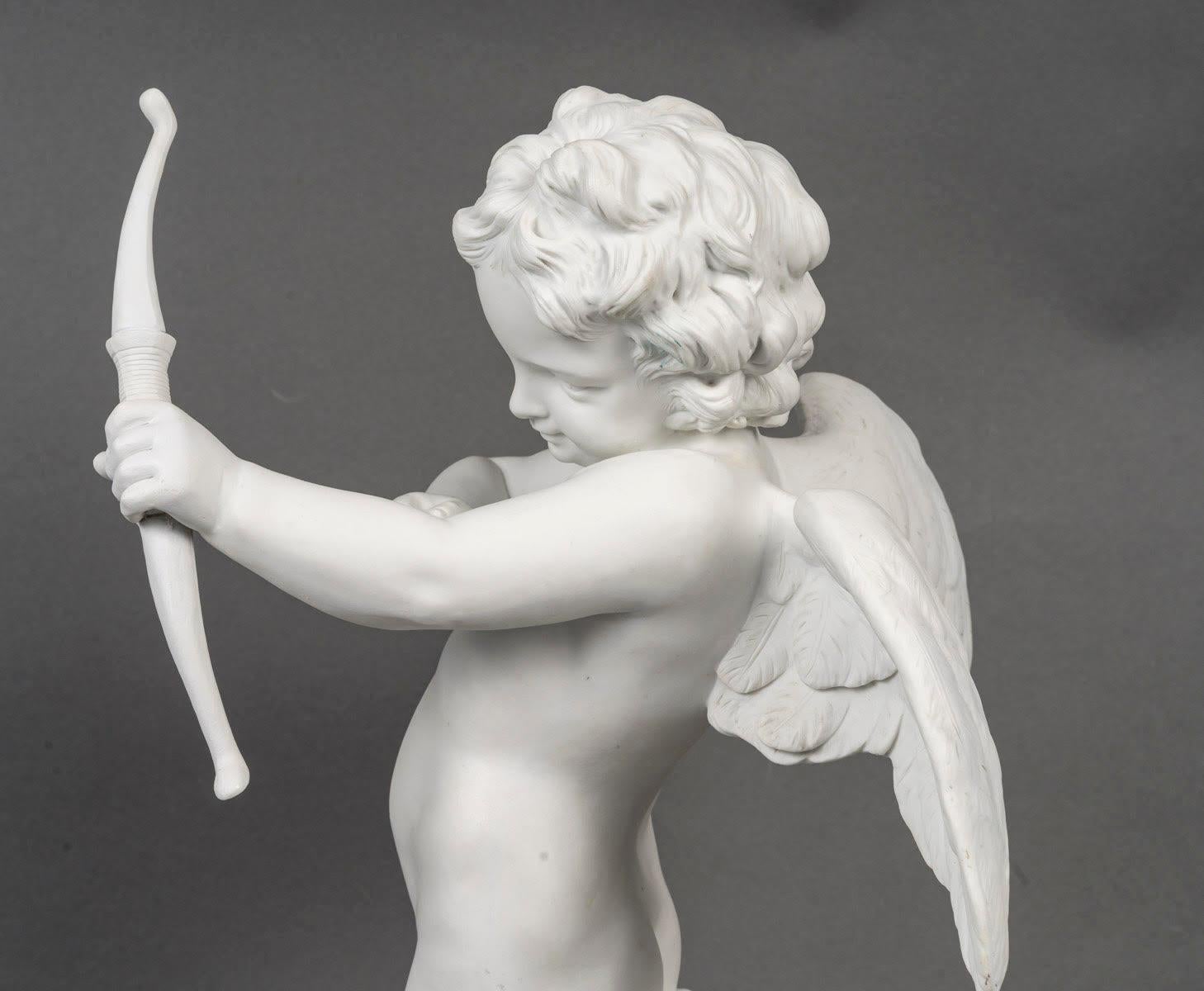 Biskuit-Skulptur der Liebe mit einer Schleife, vergoldete Bronzemontierung, Louis XVI-Stil. im Angebot 1