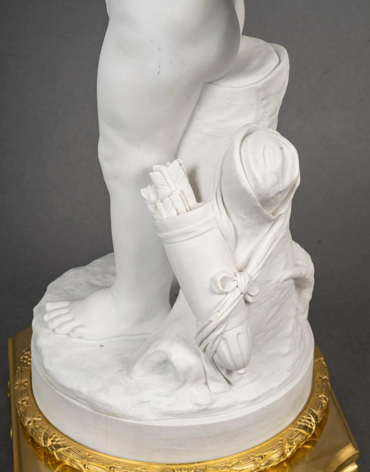 Biskuit-Skulptur der Liebe mit einer Schleife, vergoldete Bronzemontierung, Louis XVI-Stil. im Angebot 2