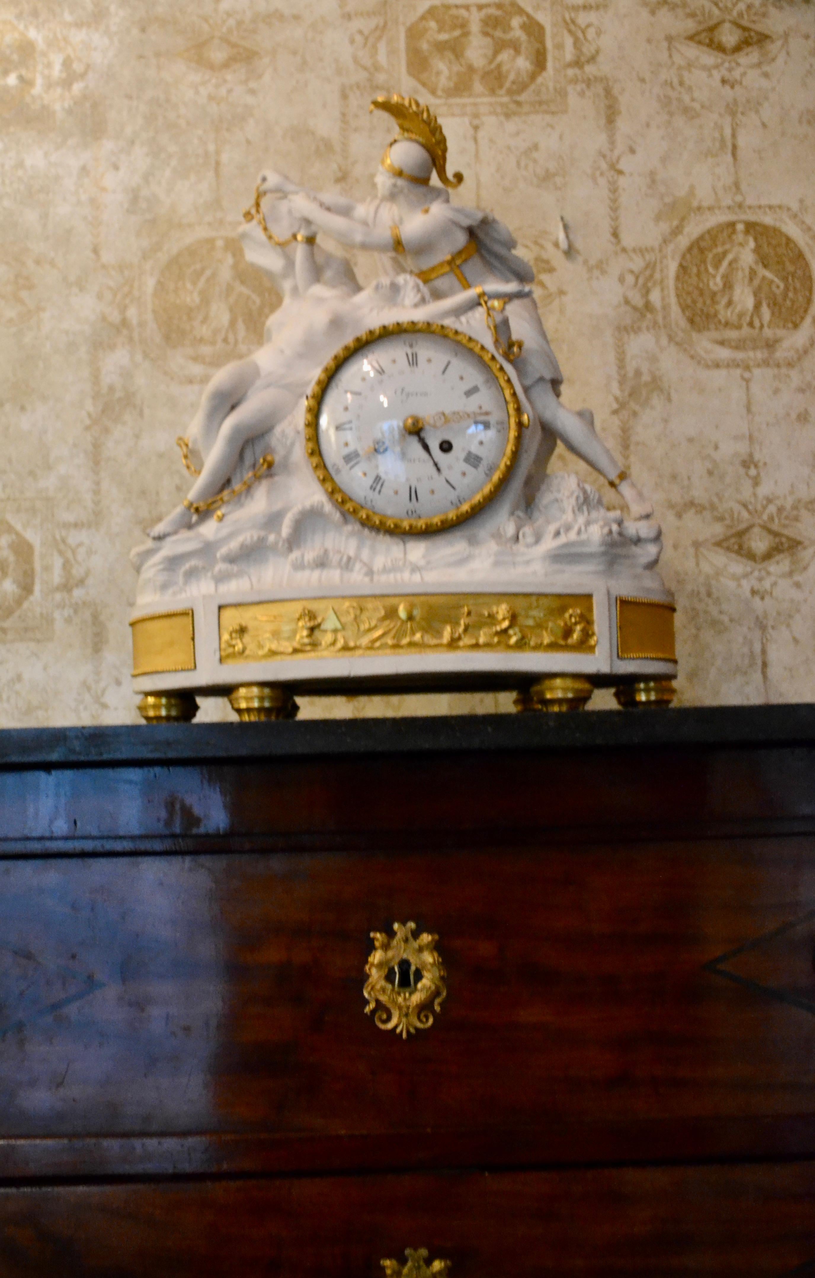 Figurale Uhr aus Biskuitporzellan und vergoldeter Bronze mit Perseus-Freien Andromeda im Angebot 4