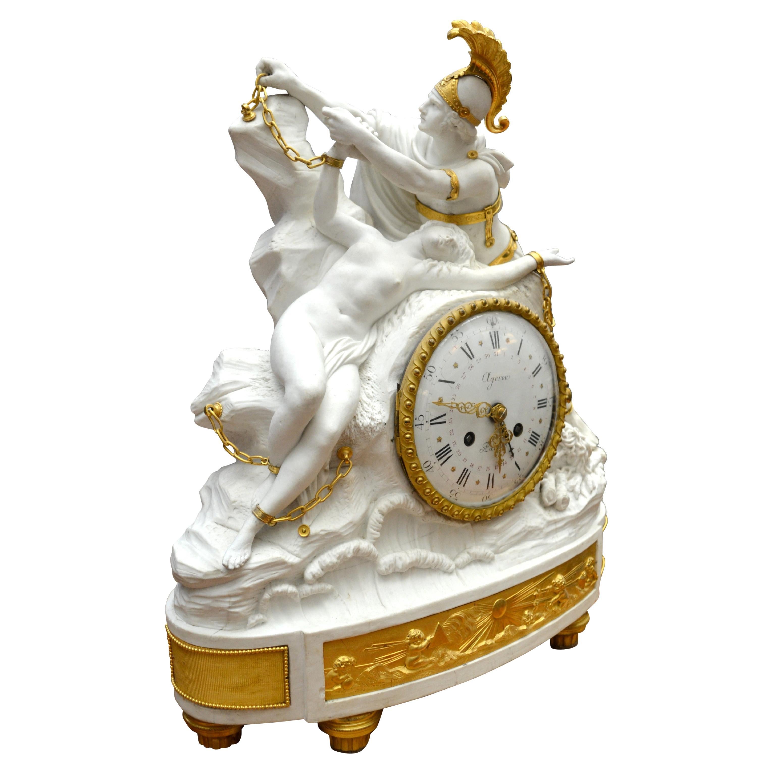 Un raffinato e raro orologio figurato Luigi XV in porcellana Bisquit e bronzo dorato raffigurante una famosa scena della mitologia greca di Perseo che libera Andromeda. La cassa dell'orologio è realizzata in porcellana Bisquit (non smaltata). Il