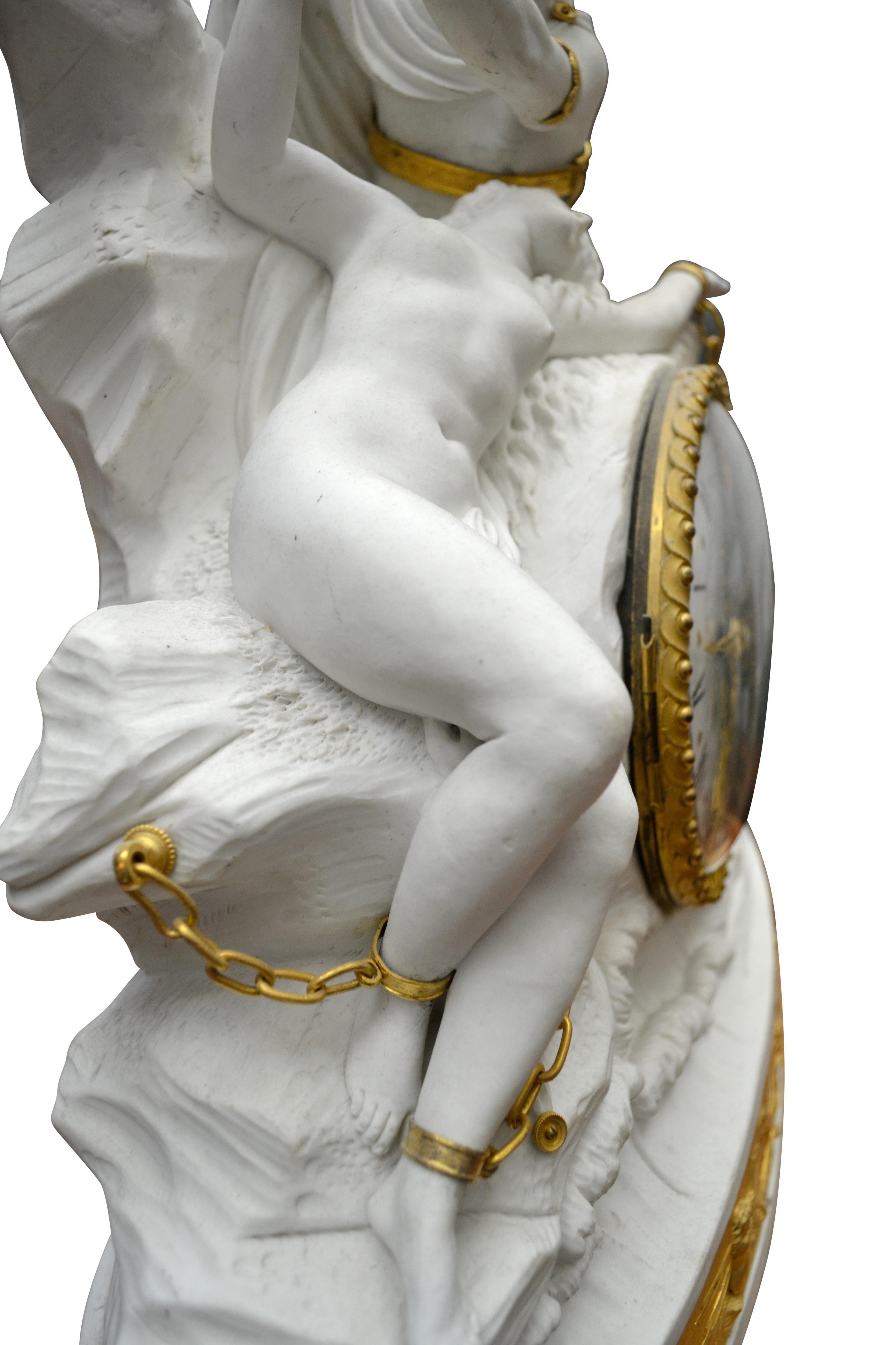 Figurale Uhr aus Biskuitporzellan und vergoldeter Bronze mit Perseus-Freien Andromeda (Louis XV.) im Angebot
