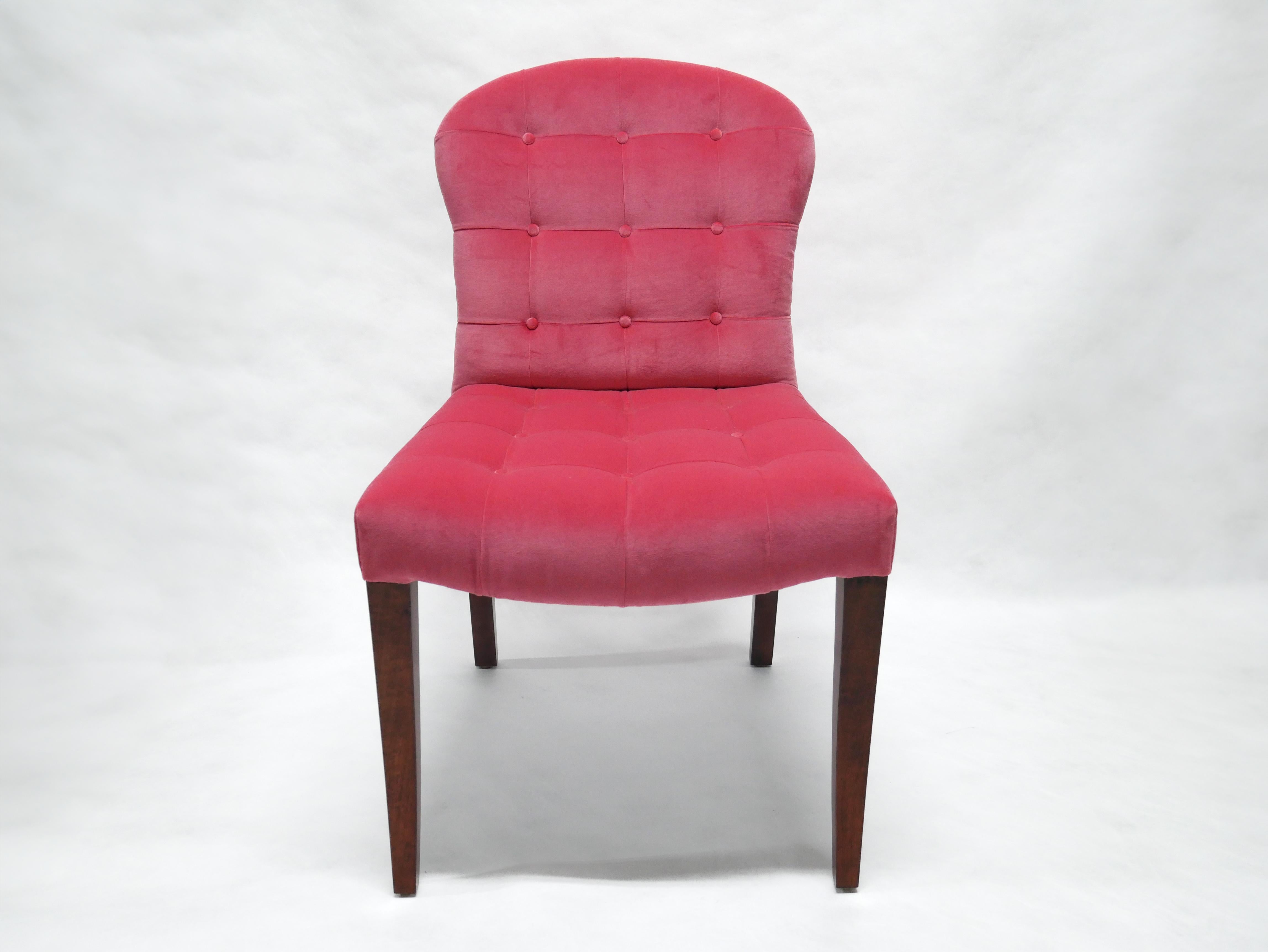 La sedia Clara è un modello classico con schienale e seduta interamente imbottiti con cuciture bisquit a mano e bottoni rivestiti dello stesso materiale, seduta con molle e imbottitura legate a mano, gambe affusolate in legno tinto medio.
QUESTO