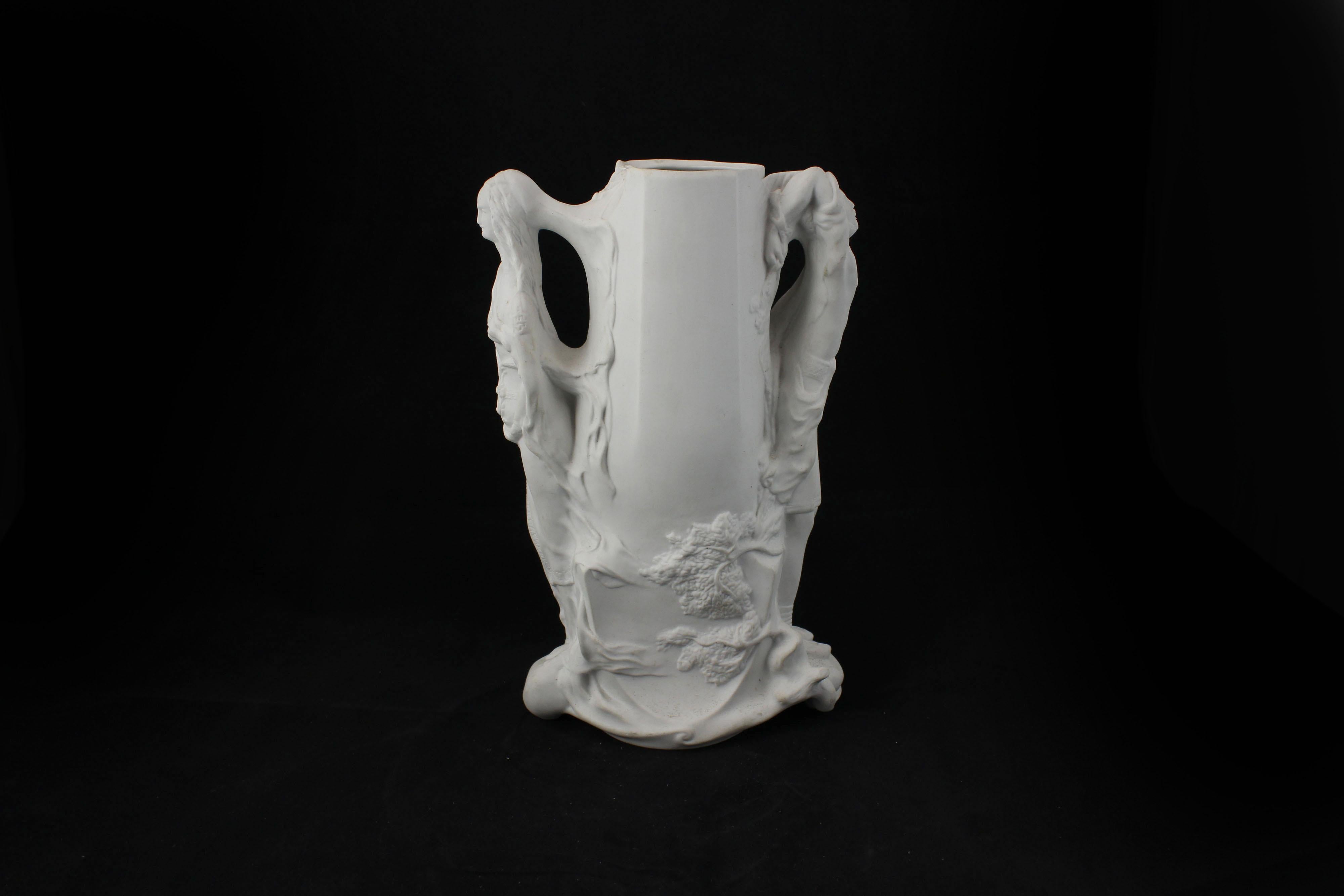 Vase en biscuit de porcelaine avec des figures masculines et féminines, fin du 19e siècle
